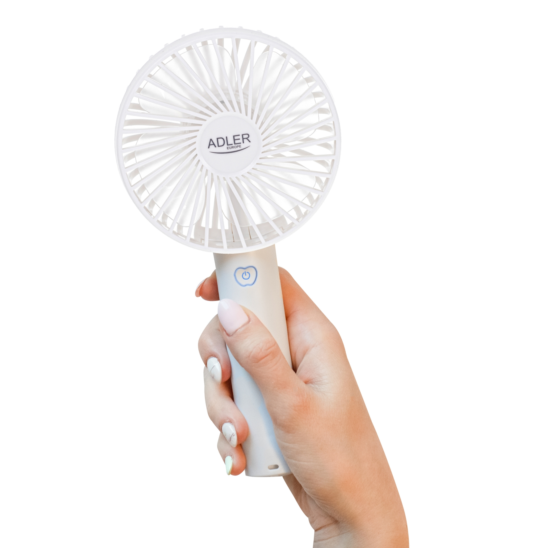 Egy kéz egy fehér ADLER kézi ventilátort tart, kék bekapcsológombbal.