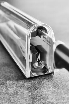 Zbliżenie, monochromatyczne ujęcie ostrzałki do noży z nożem w środku.