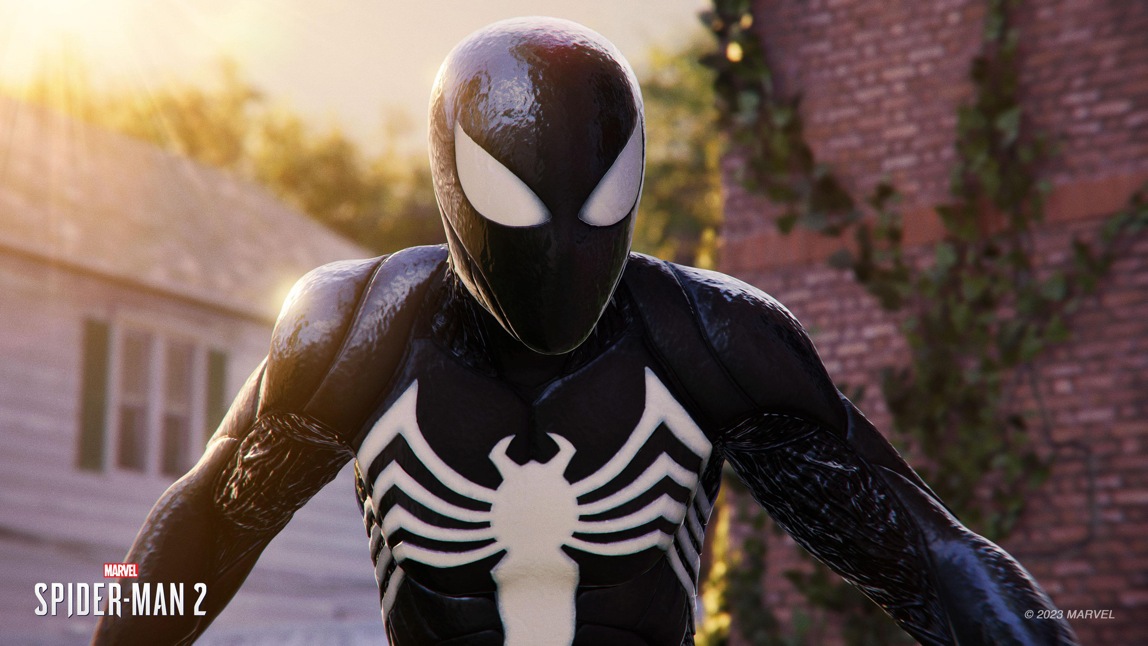 Spider-Man in schwarzem Anzug mit weißem Spinnenemblem, in einer Stadt stehend.