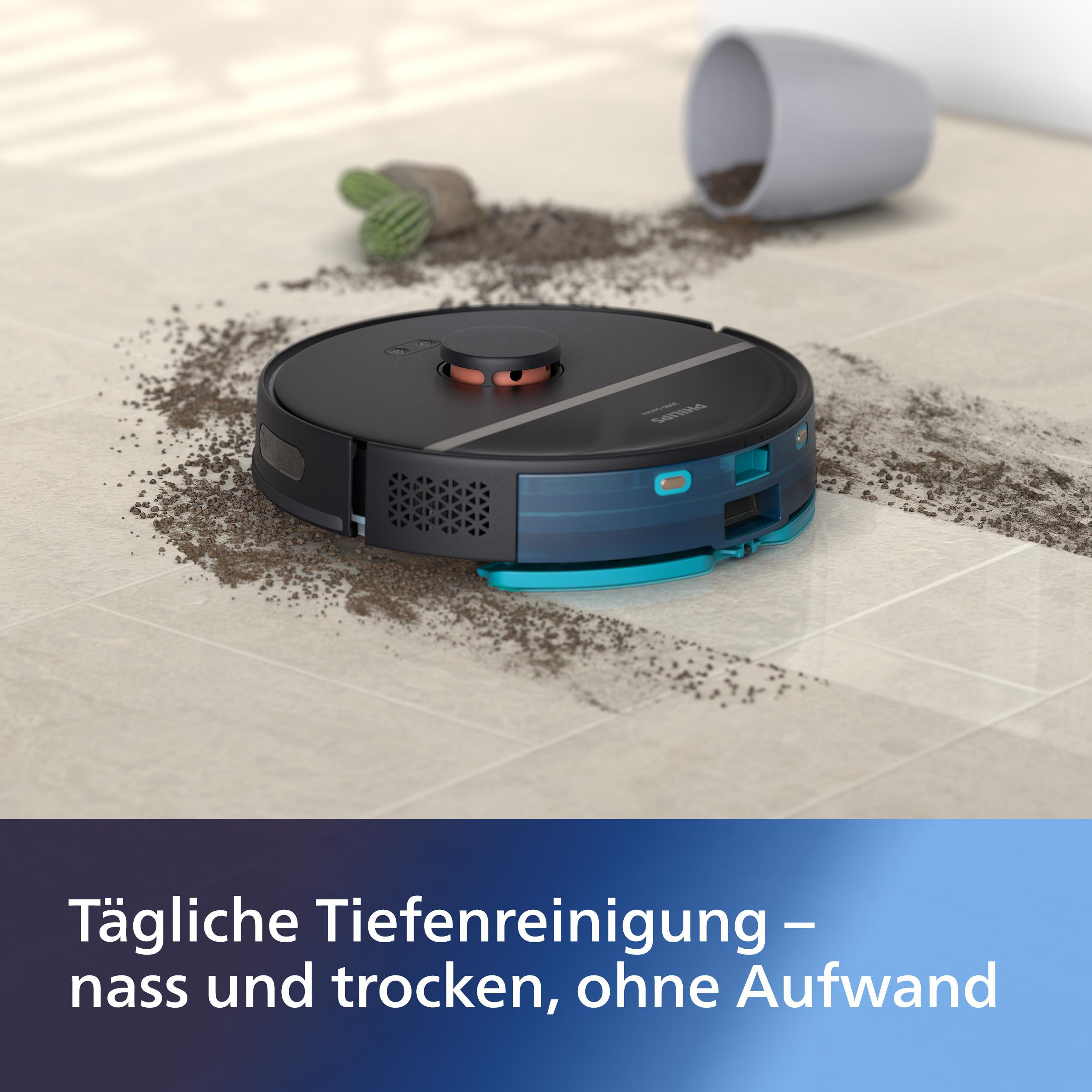 Ein schwarzer und blauer Roboterstaubsauger reinigt einen gefliesten Boden mit herumliegendem Schmutz. Eine kleine Pflanze und ein Topf sind im Hintergrund.