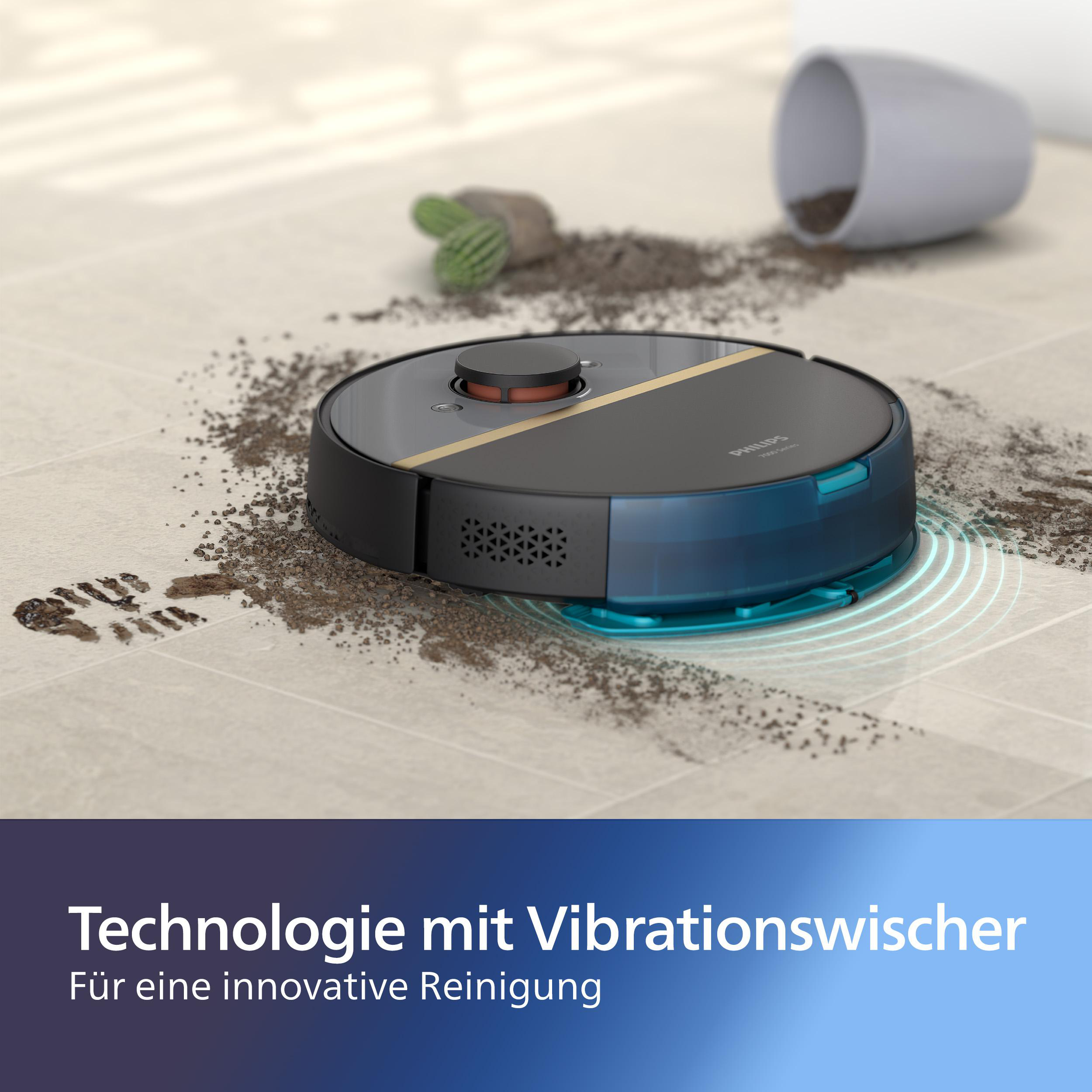 Ein schwarz-blauer Roboter-Staubsauger reinigt einen Fliesenboden. Schmutz und eine kleine Pflanze sind sichtbar.