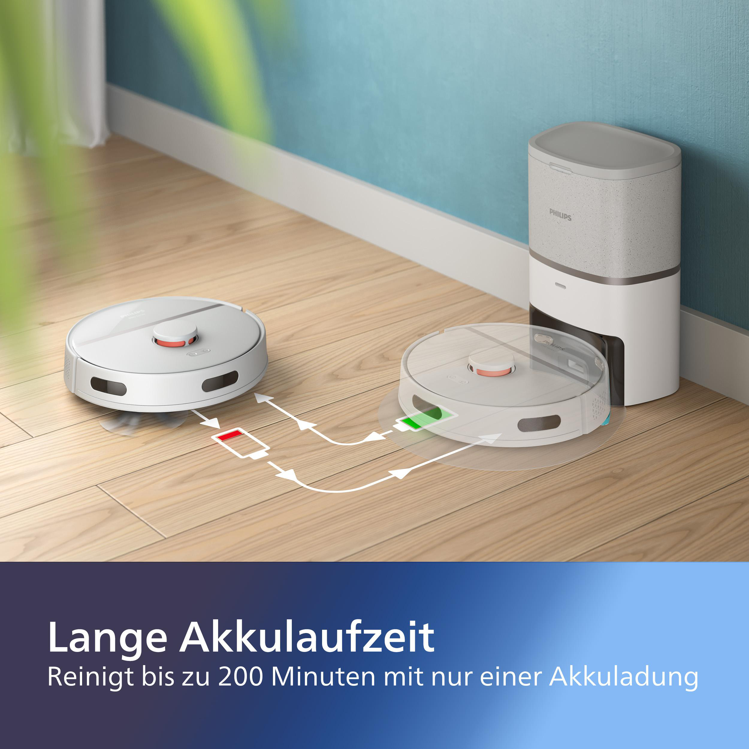 Zwei weiße Roboter-Staubsauger, einer wird geladen. Blauer und Holz-Hintergrund.