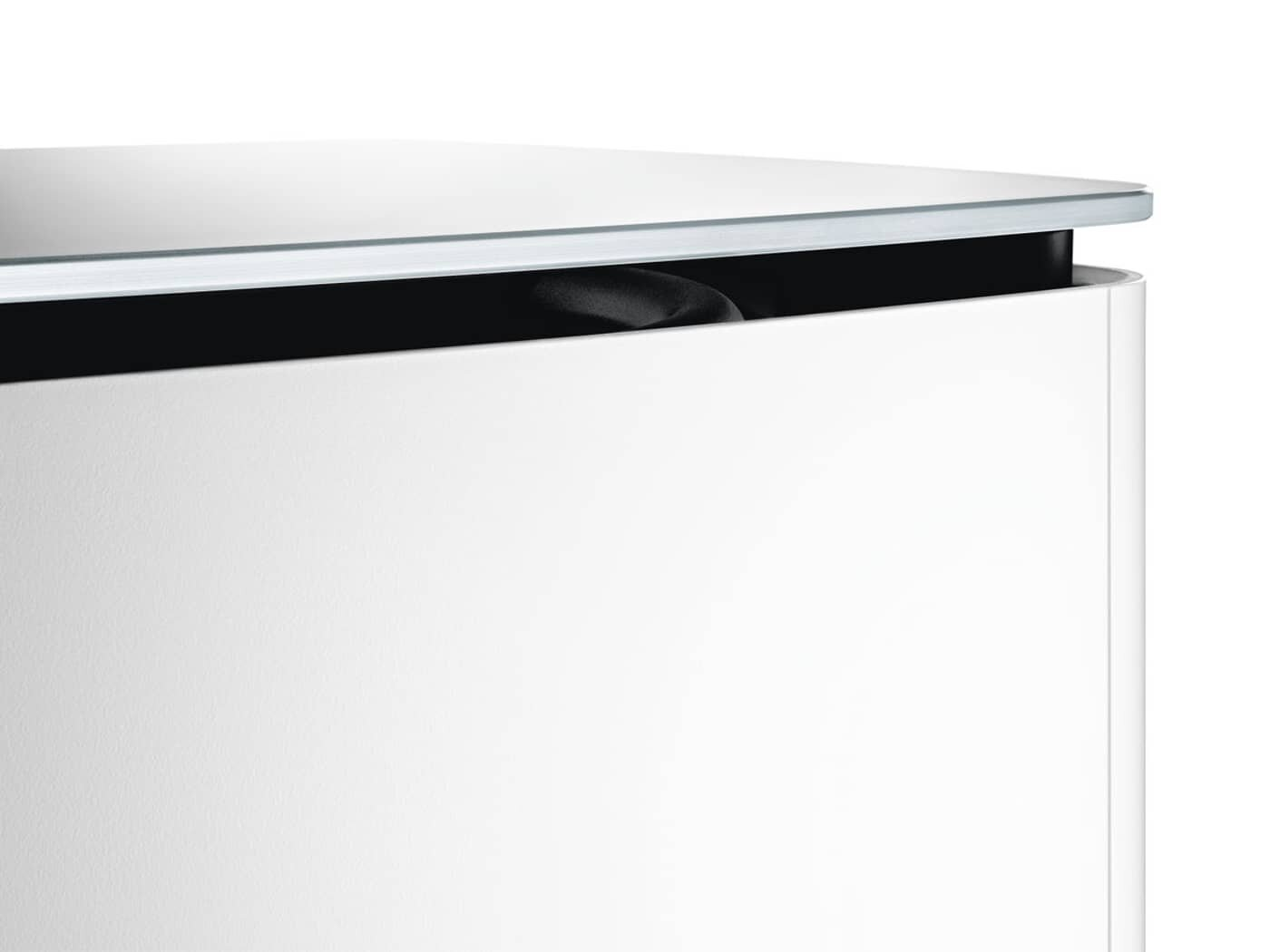 Biały głośnik z czarnym blatem i szklaną powierzchnią.