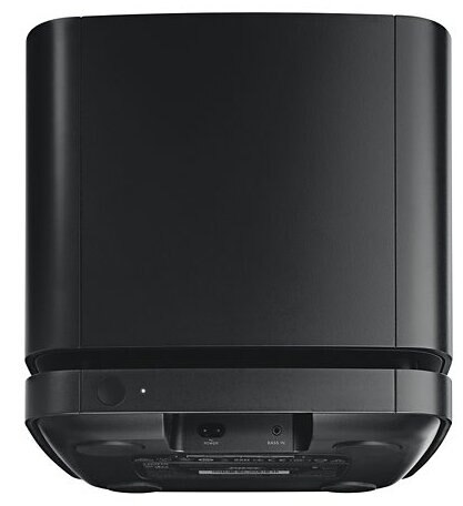 Czarny subwoofer z portem zasilania i wejściem basowym z tyłu, o prostym, eleganckim designie.