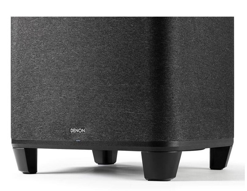 Zbliżenie czarnego subwoofera na czarnych nóżkach, widoczna nazwa marki Denon.