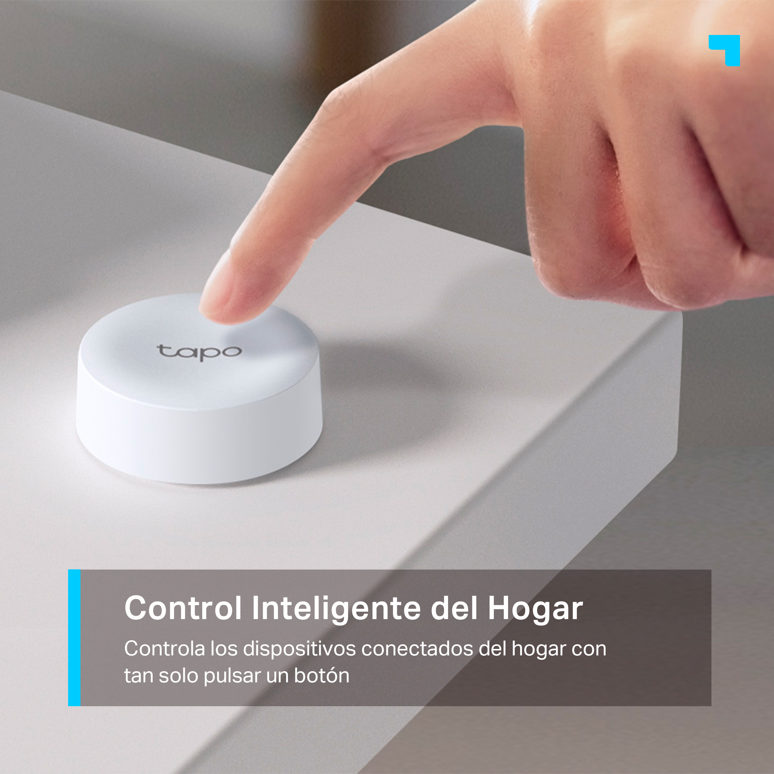 Una mano presionando un botón Tapo de hogar inteligente blanco.