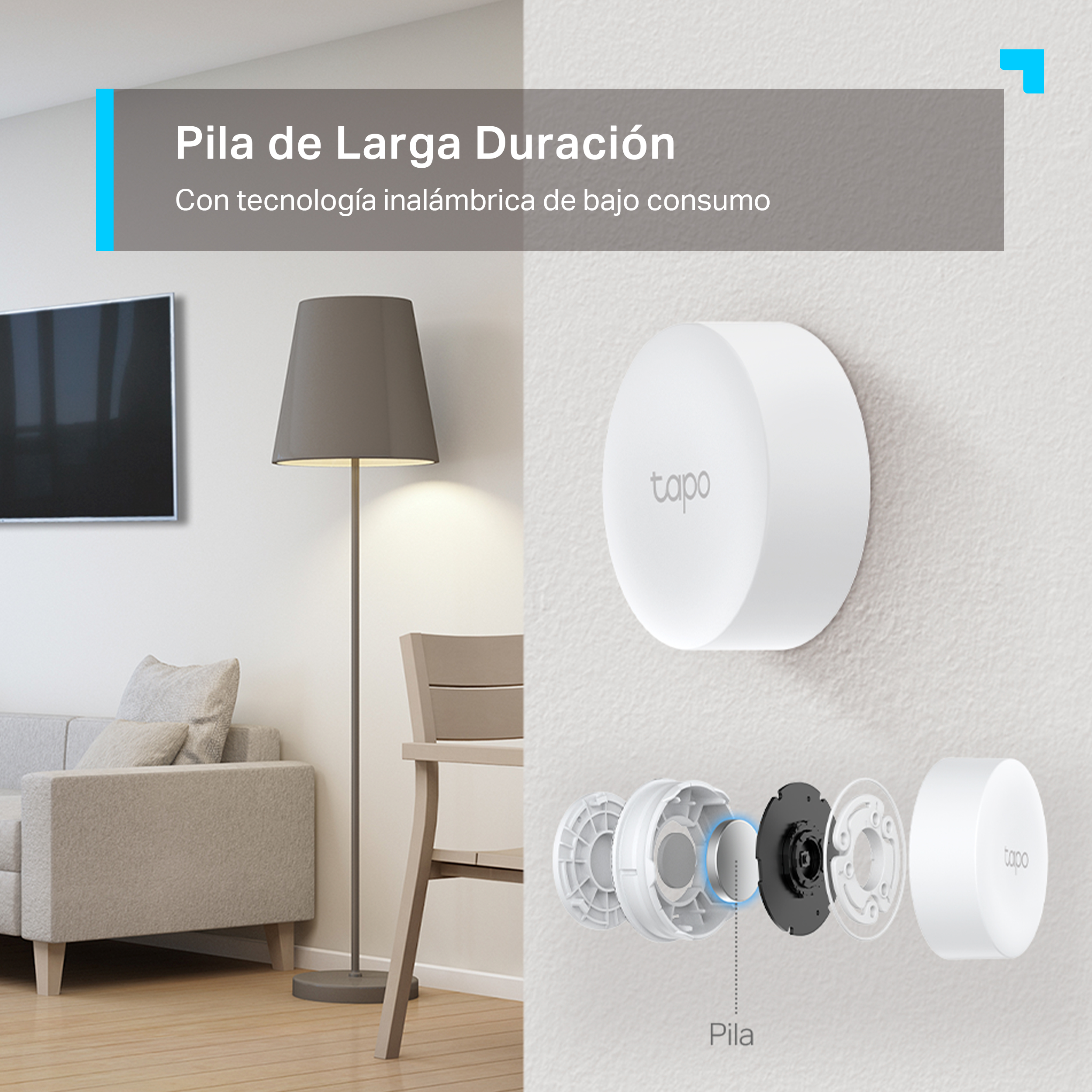 Dispositivo doméstico inteligente blanco con piezas desmontadas. Sala de estar con sofá, lámpara y silla al fondo.