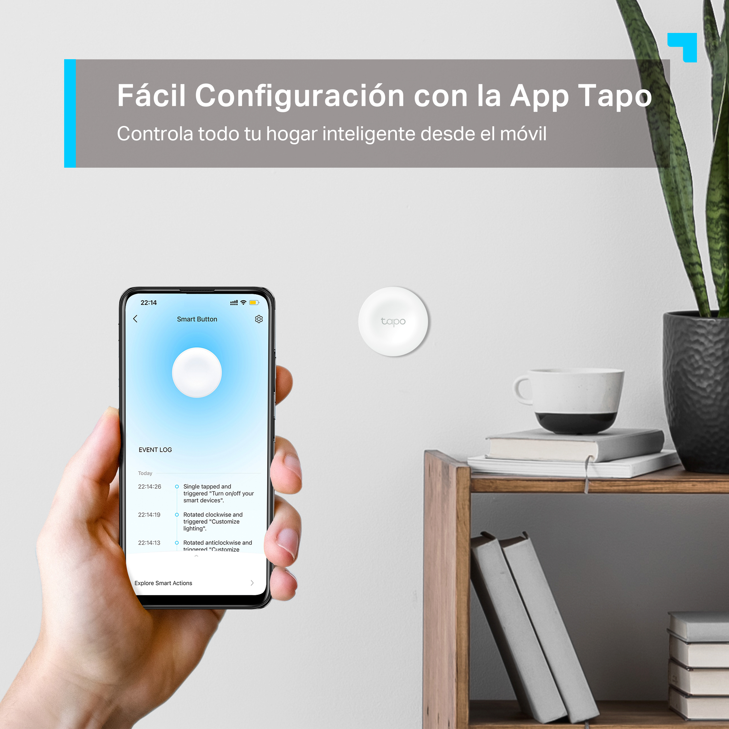 Una persona sostiene un teléfono inteligente. El teléfono muestra la interfaz de la aplicación. Un botón inteligente blanco está en la pared.