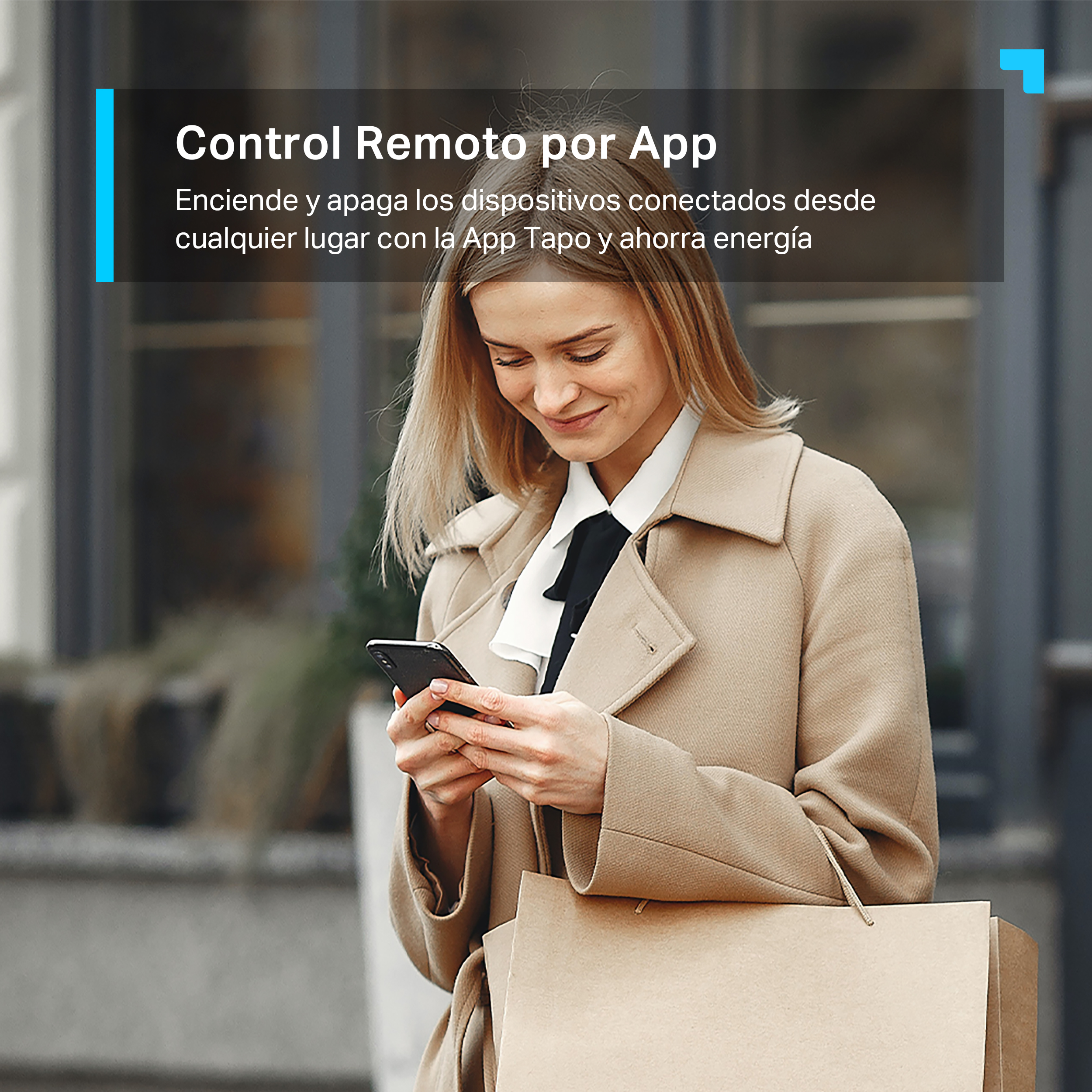 Mujer usando un smartphone en la ciudad, con texto sobre control remoto por app.