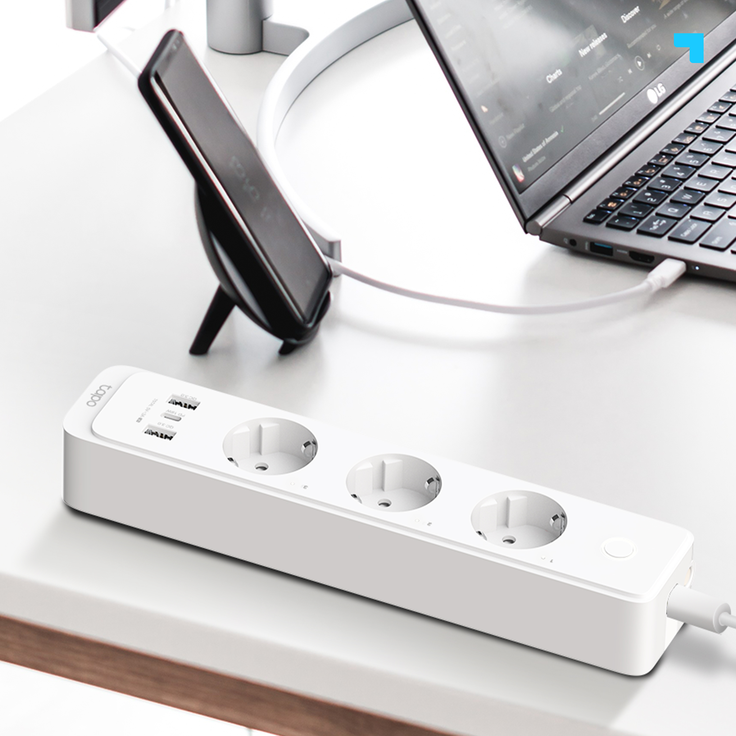 Regleta blanca con tres enchufes, dos USB y un soporte para teléfono con un teléfono.