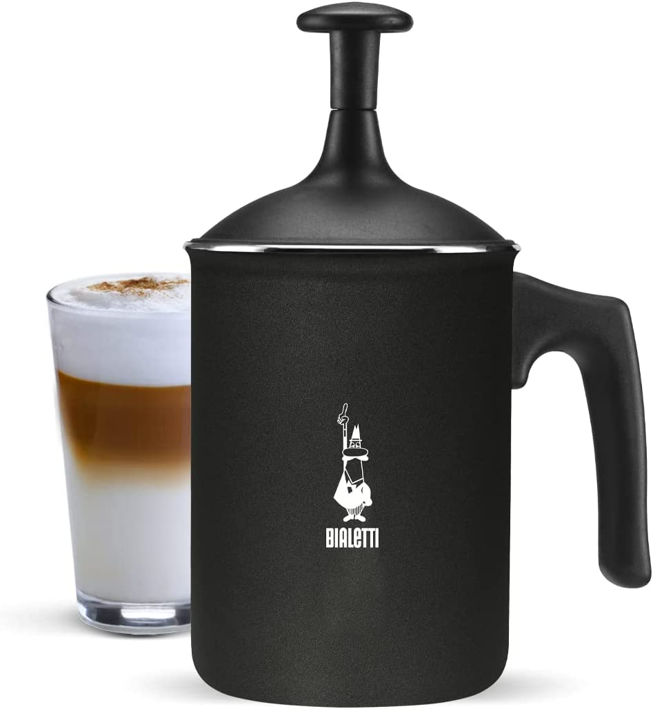 Fekete Bialetti tejhabosító egy pohár latte-val mellette. Fehér háttér.