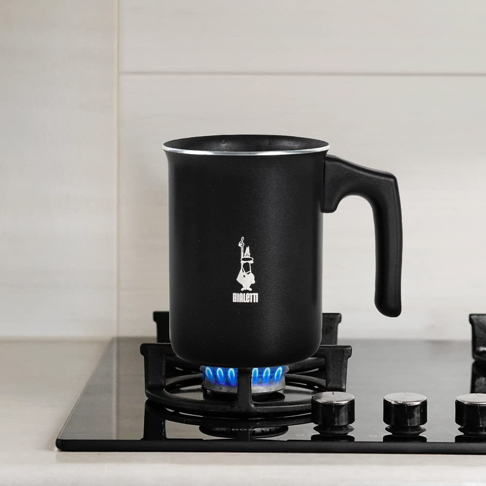 Egy fekete Bialetti kávéfőző gáztűzhely égőjén, kék lángokkal.