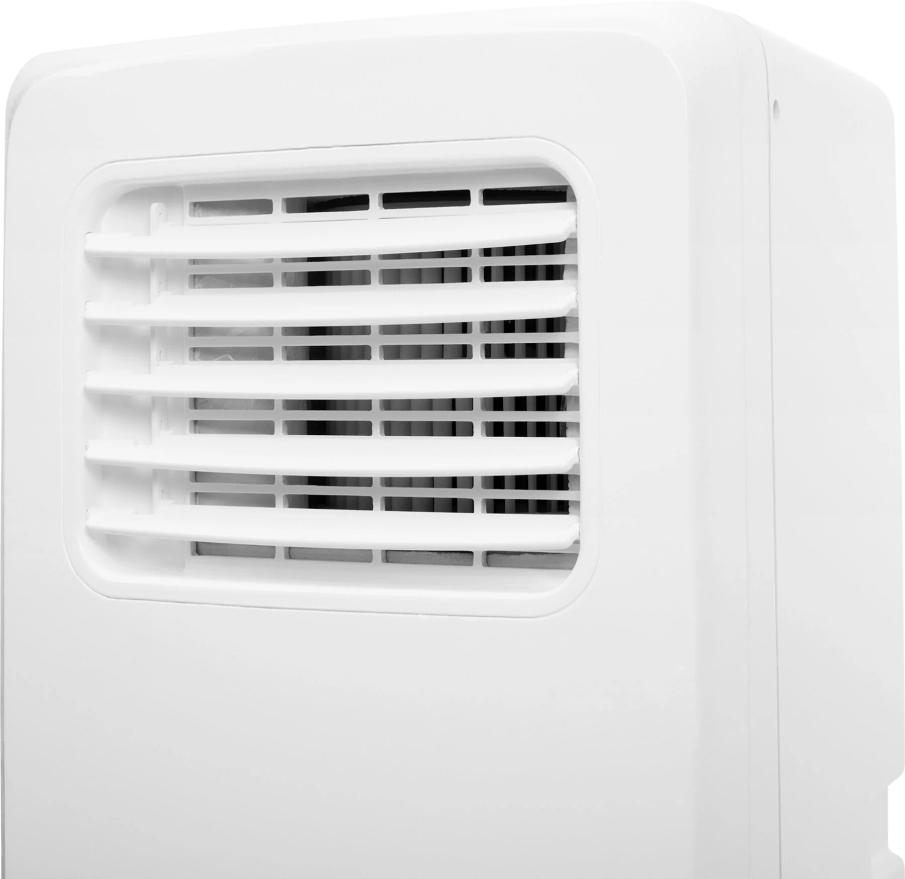 Close-up van een witte airconditioner. Het heeft een ventilatieopening met horizontale lamellen. De unit is schoon en modern.