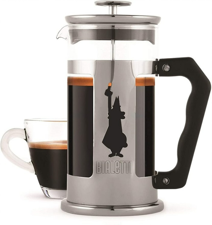 Bialetti French press kávéval és egy csésze kávéval. Fehér háttér.