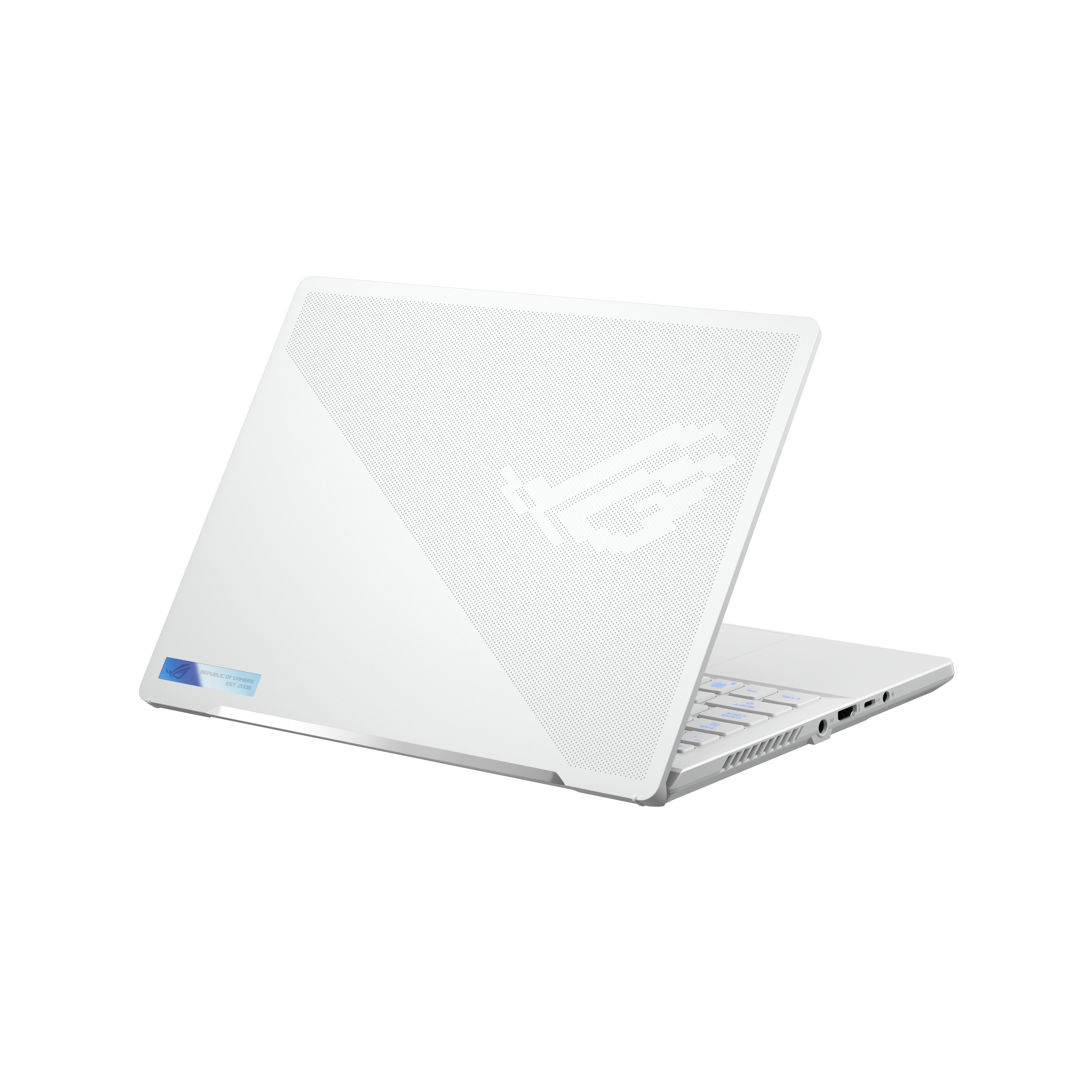 Laptop blanco en ángulo, tapa abierta. La parte superior tiene un patrón sutil y el logotipo es visible.