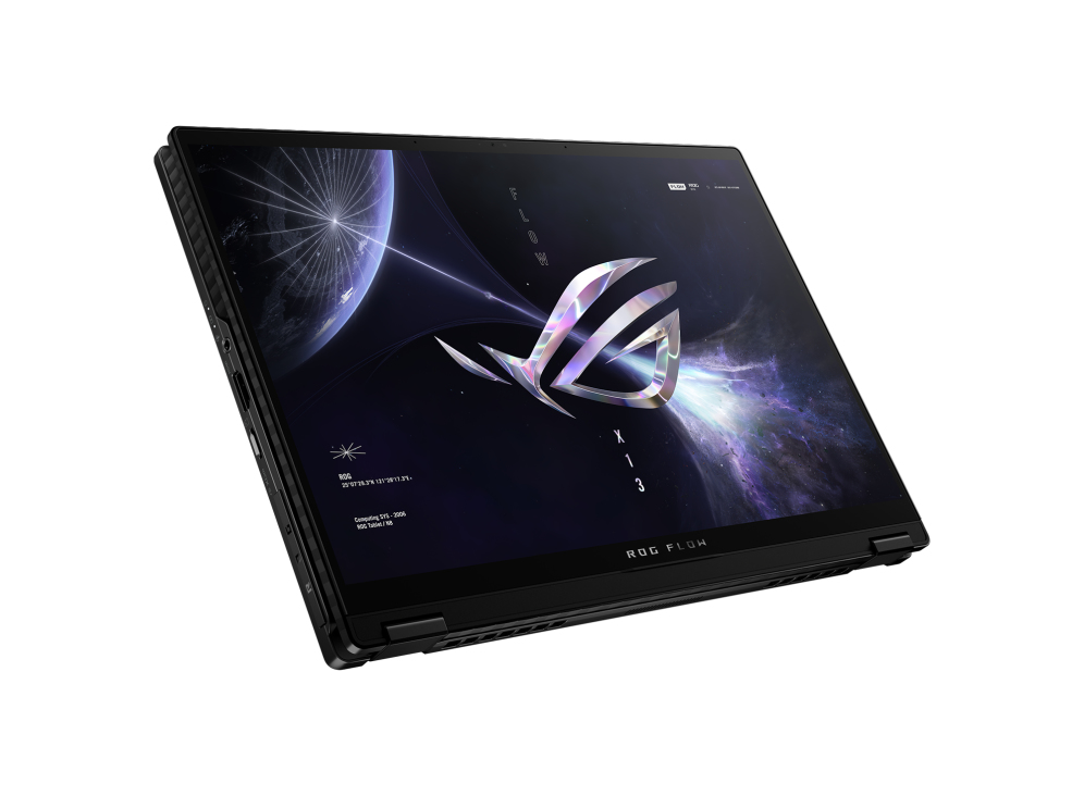 Una laptop negra que muestra un gráfico temático espacial con el texto "ROG Flow X13".