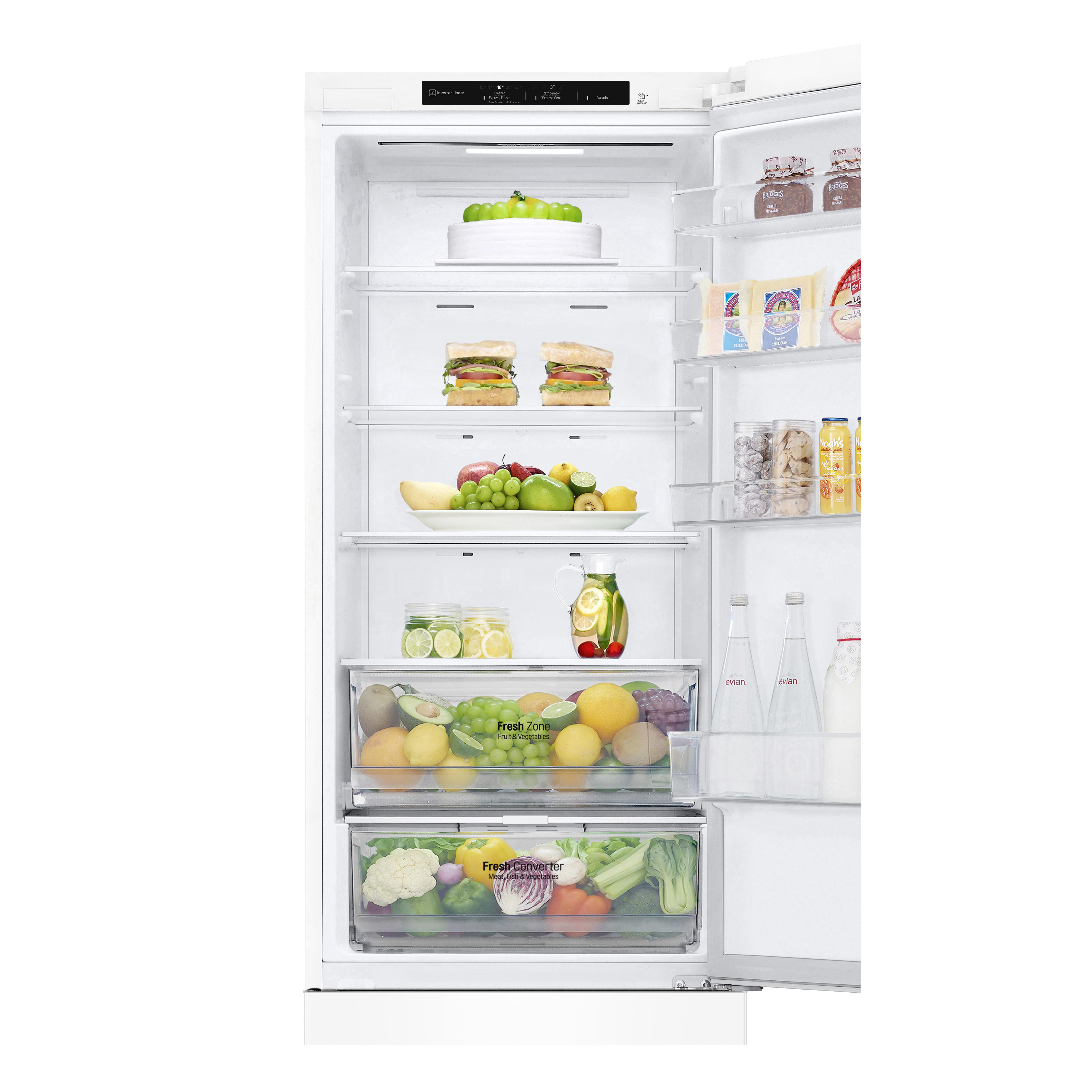 Offener Kühlschrank, gefüllt mit Lebensmitteln, Obst, Gemüse und Getränken.