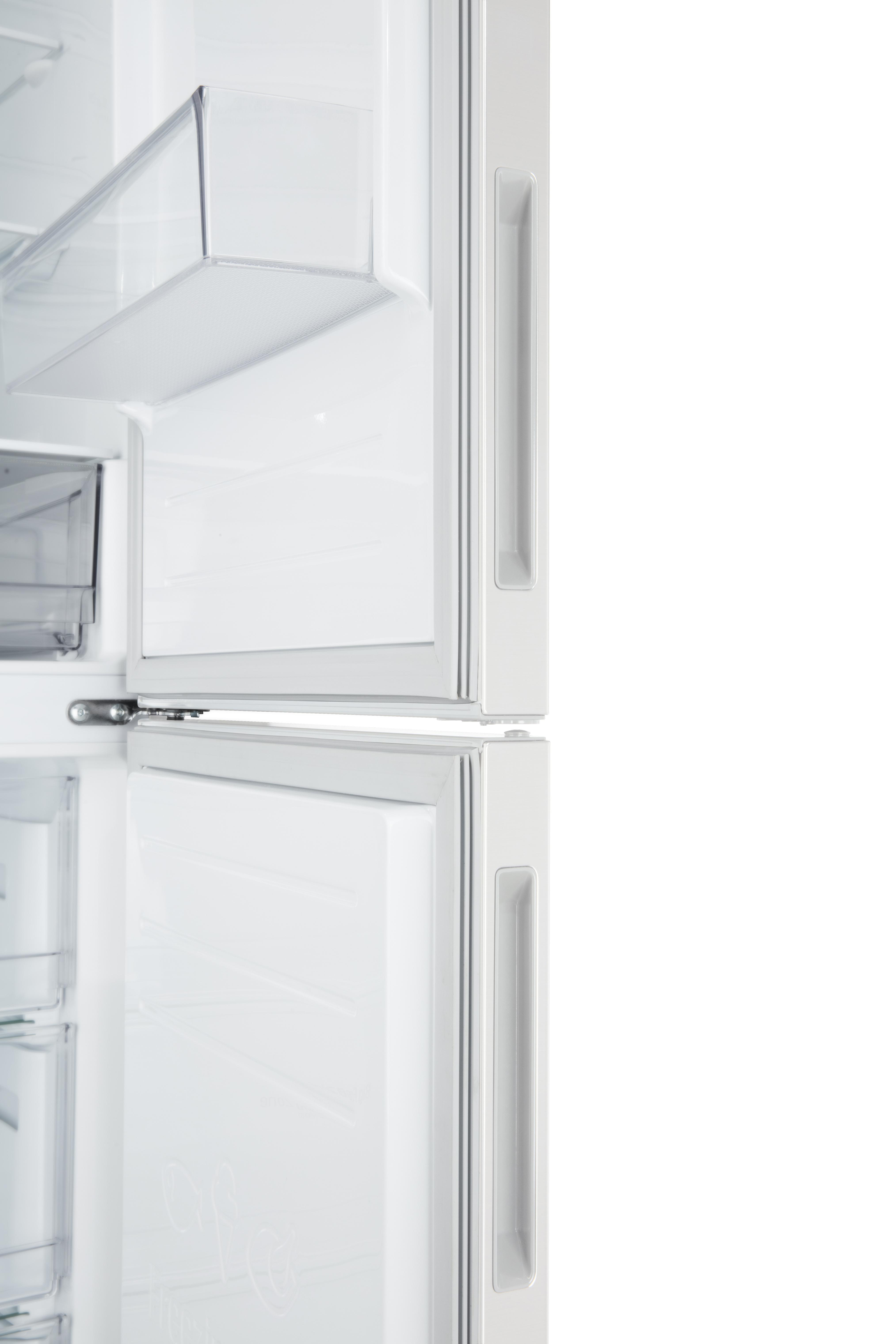 Weißer Kühlschrank mit offener Tür. Mit Regalen und Griff an der Tür. Der Hintergrund ist weiß.