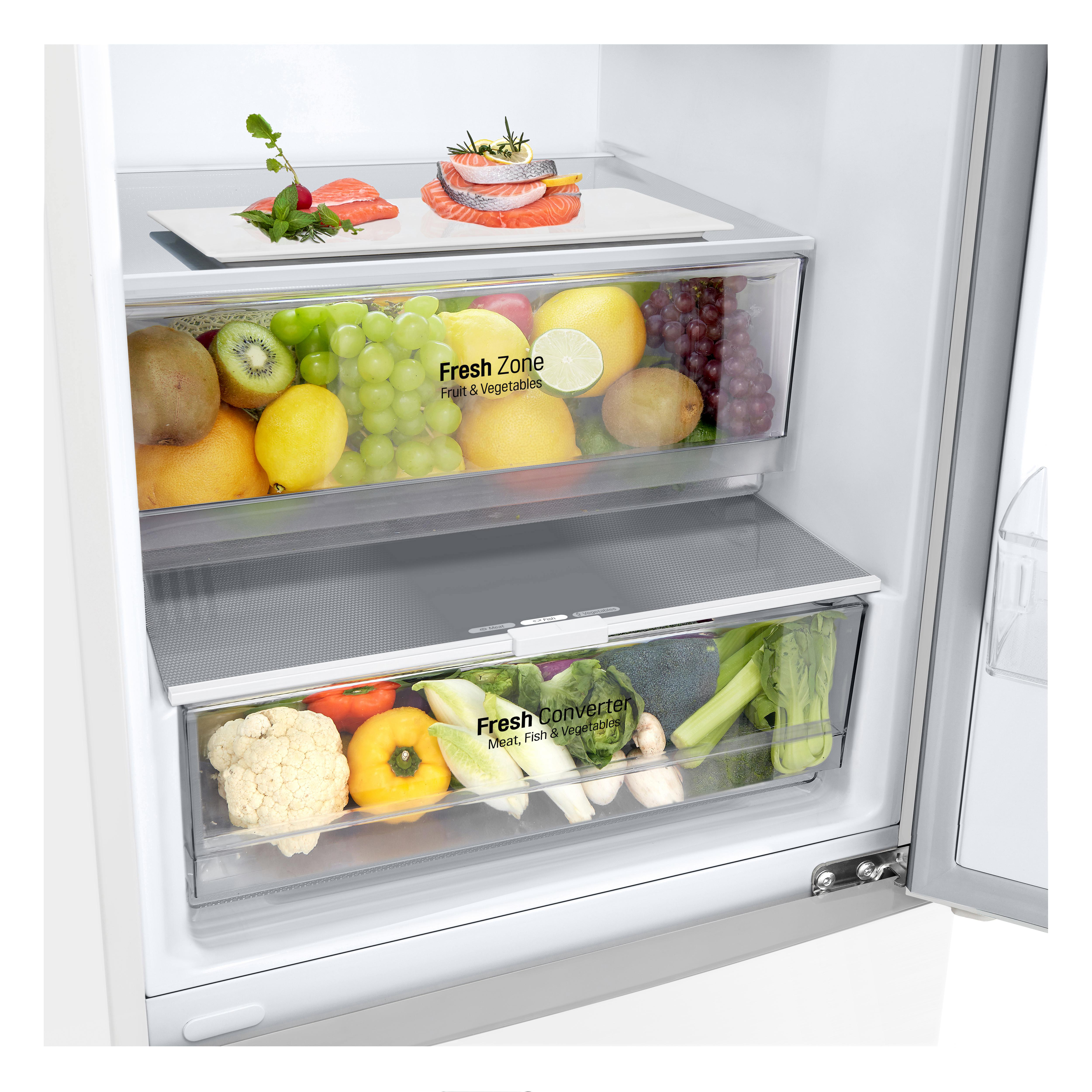 Ein Kühlschrank mit geöffneten Schubladen für frische Lebensmittel und Frischezone.