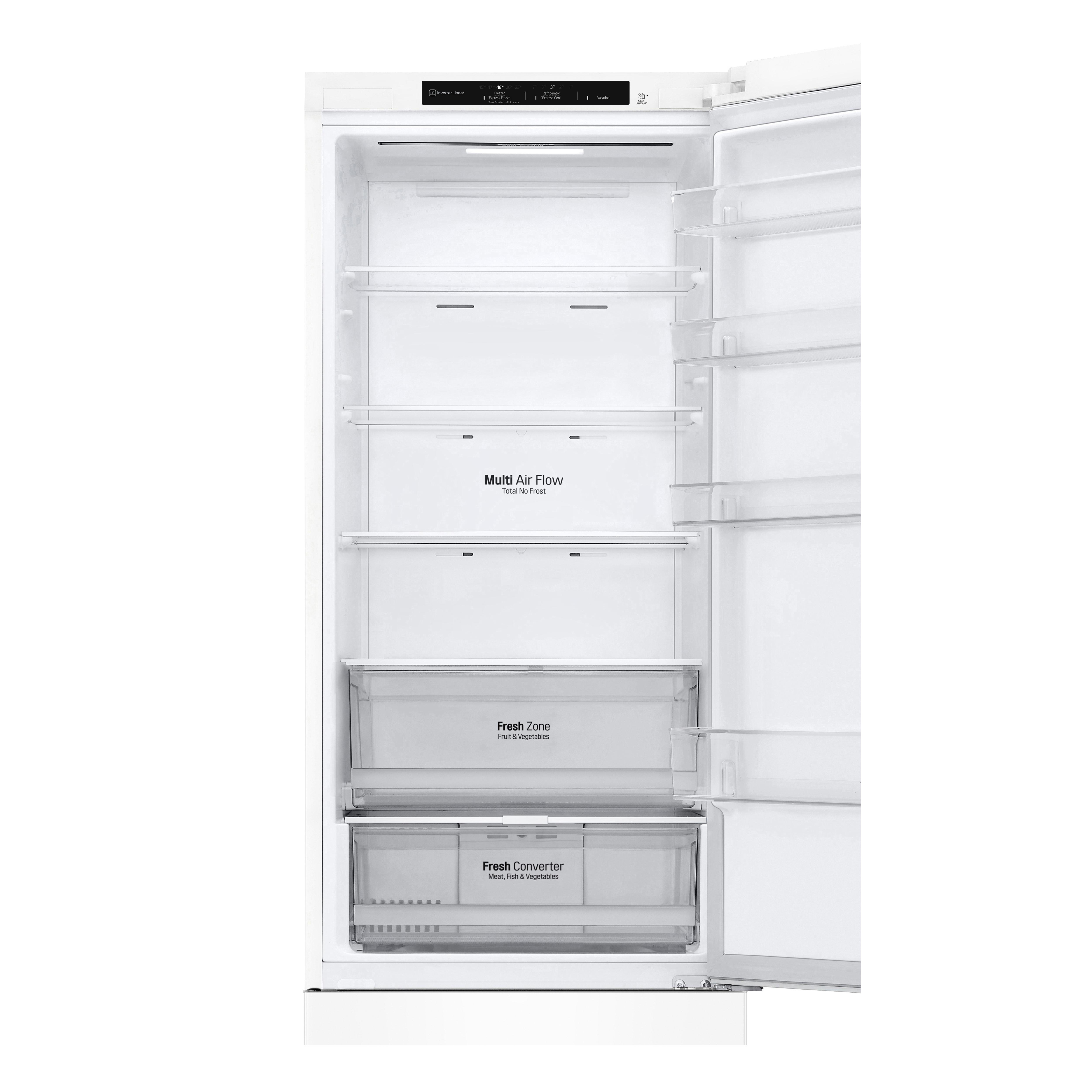 Ein weißer Kühlschrank mit offener Tür, der das Innere mit Regalen, Schubladen und Beschriftungen zeigt.