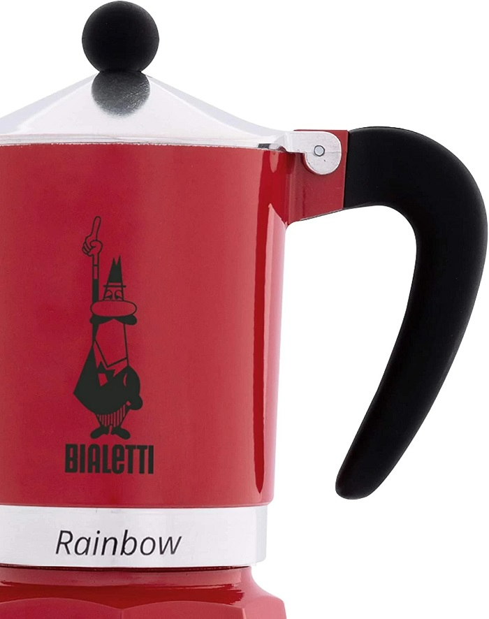 Piros Bialetti Moka kávéfőző fekete fogantyúval. Fehér alap. A háttér fehér.