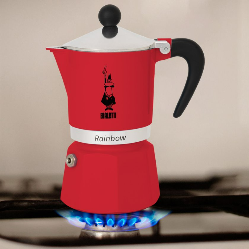 Piros Bialetti kávéfőző a kék lánggal égő tűzhelyen.