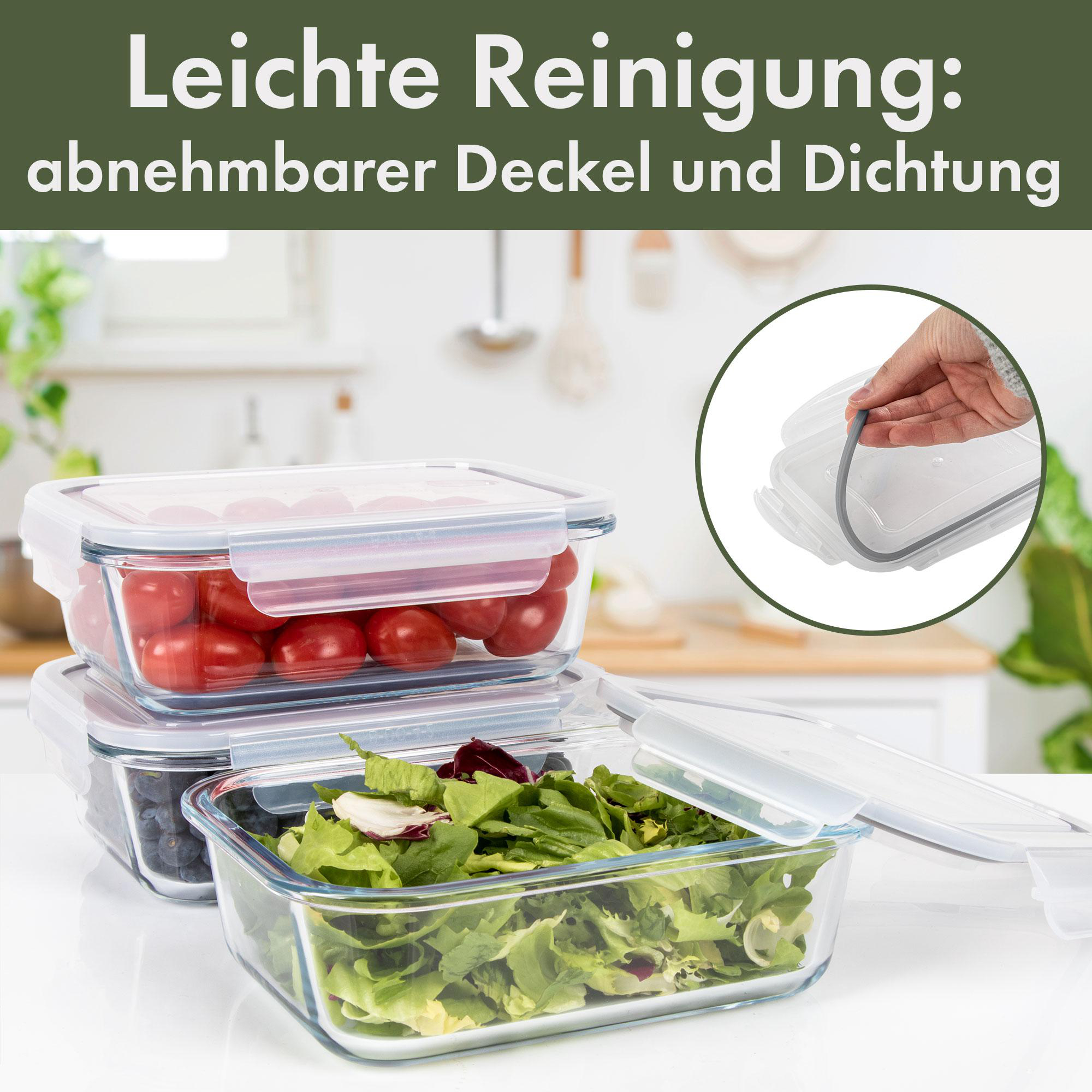 Gestapelte Glasbehälter mit verschiedenen Lebensmitteln. Ein Deckel wird abgenommen.