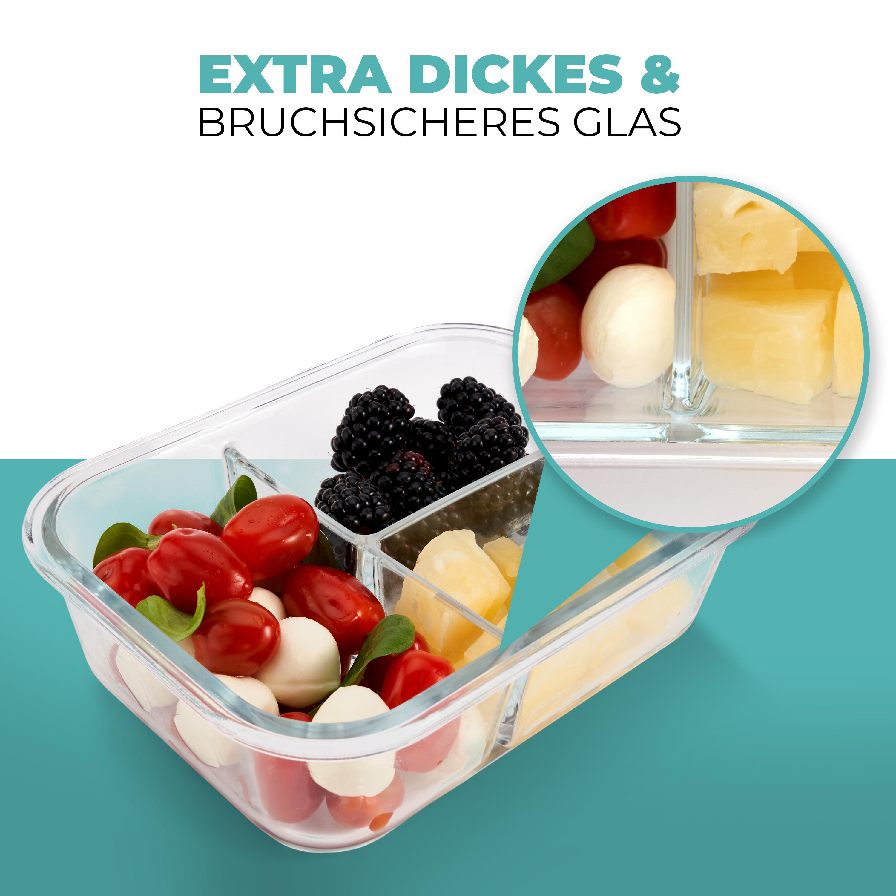 Klarer Glasbehälter mit Lebensmitteln: Cherrytomaten, Mozzarellabällchen, Brombeeren und Käsewürfel.