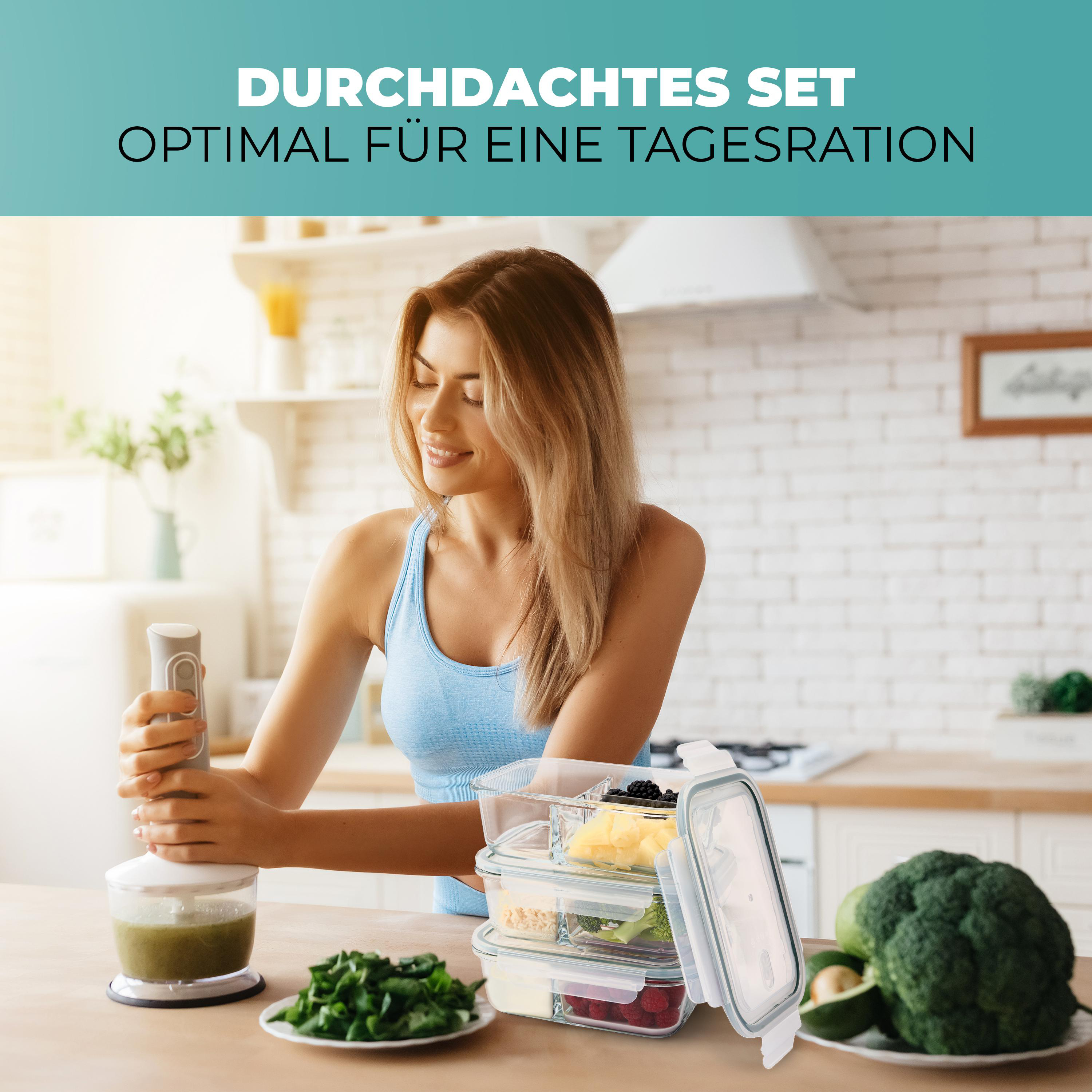Frau benutzt Stabmixer in der Küche. Glasbehälter mit Essen und Gemüse im Bild.