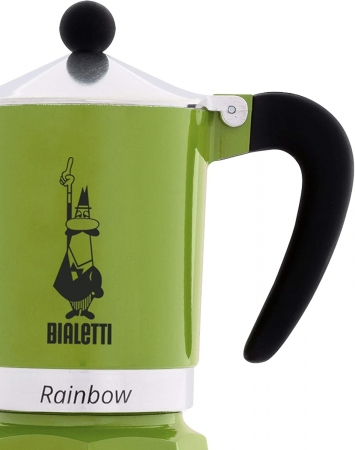 Közelkép egy zöld Moka kávéfőzőről fekete fogantyúval. A kávéfőzőn a Bialetti logó van.