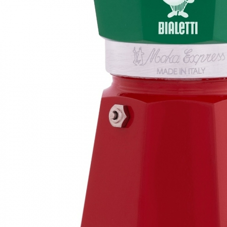 Közelkép egy piros Bialetti Moka Express kávéfőzőről.