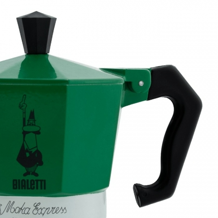 Zöld Bialetti Moka kávéfőző. Fekete fogantyú és tető. Fehér háttér.