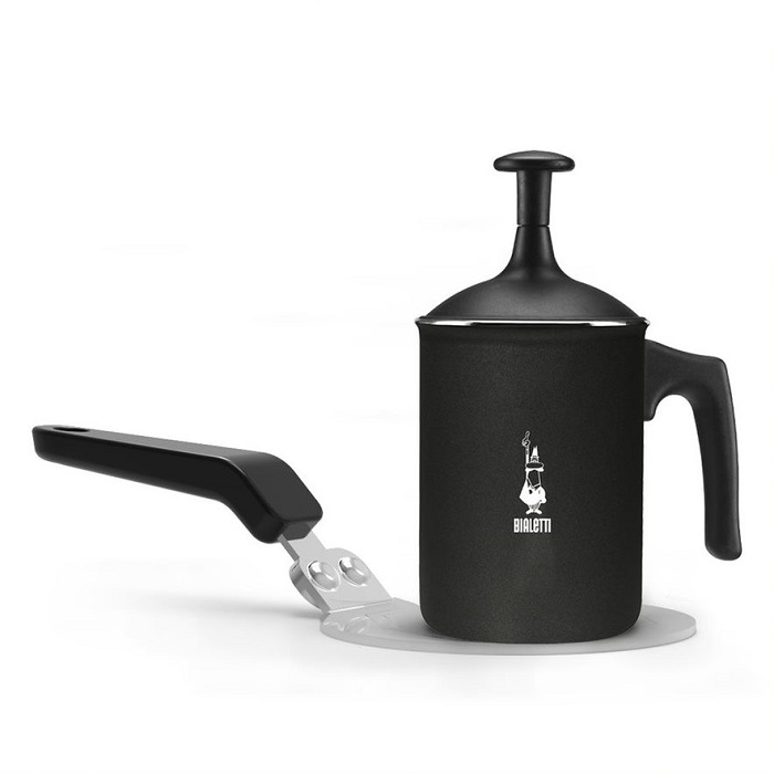 Fekete Bialetti kávéfőző, levehető fogantyúval, fehér felületen.