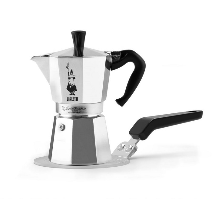 Ezüst Bialetti Moka Express kávéfőző, levett fogantyúval. Fehér háttér.