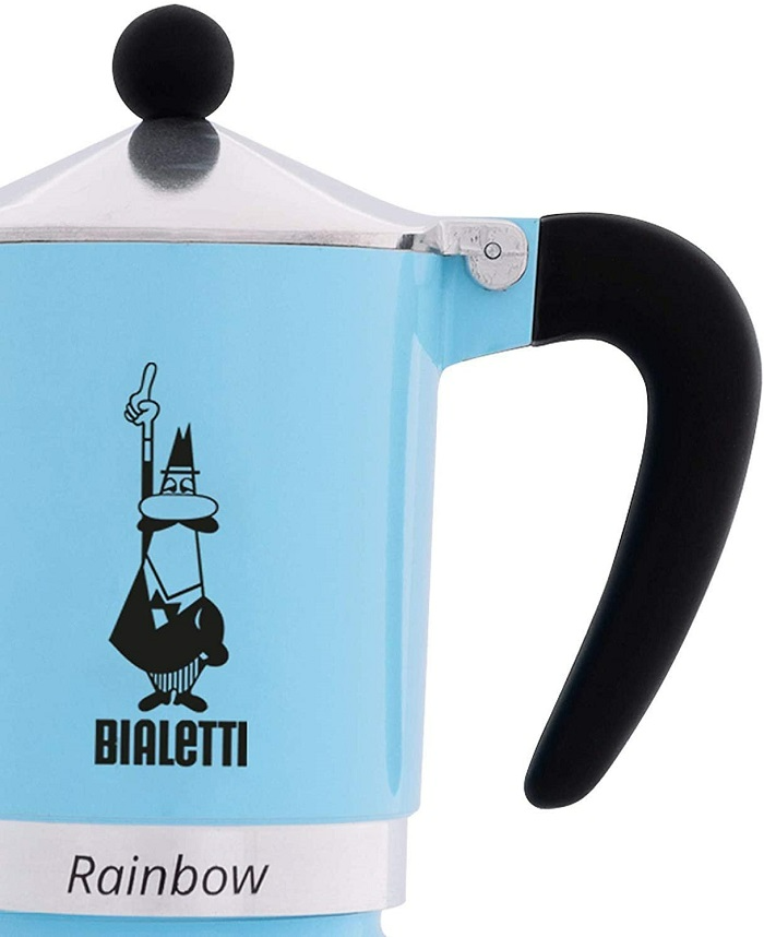 Világoskék Bialetti Moka kávéfőző, rajzfilmfigurával az oldalán.