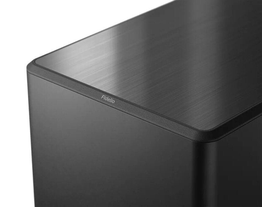 Zbliżenie czarnego głośnika lub urządzenia z napisem 'Fidelio'.