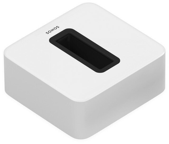 Biały subwoofer Sonos z czarnym prostokątnym otworem na górze. Tło jest białe.