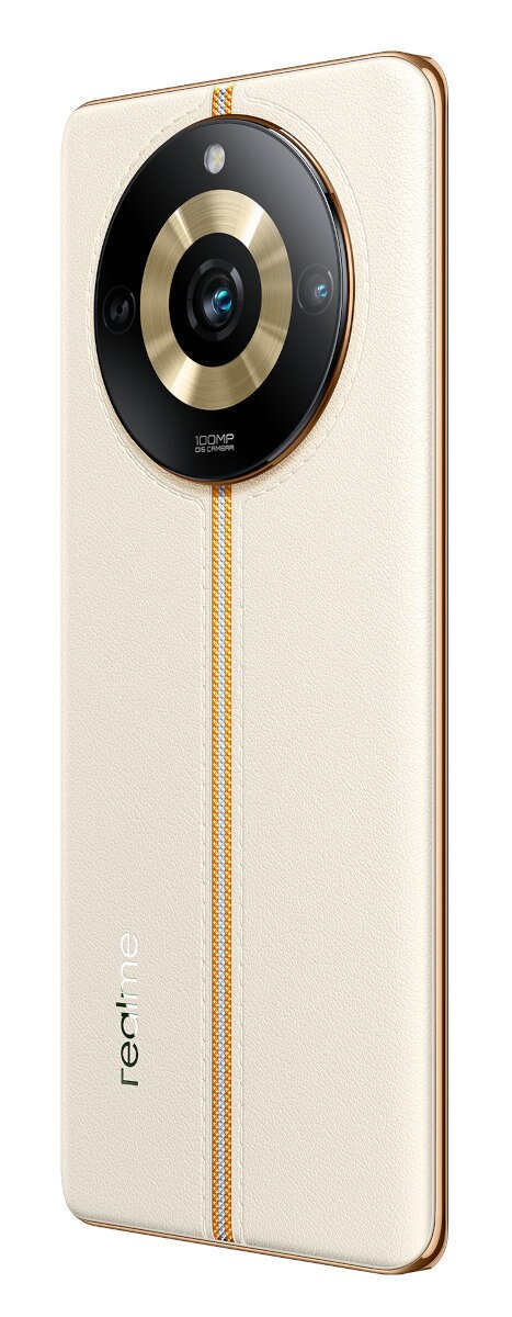 Biało-złoty telefon realme z dużym wybrzuszeniem aparatu i skóropodobnym tyłem.
