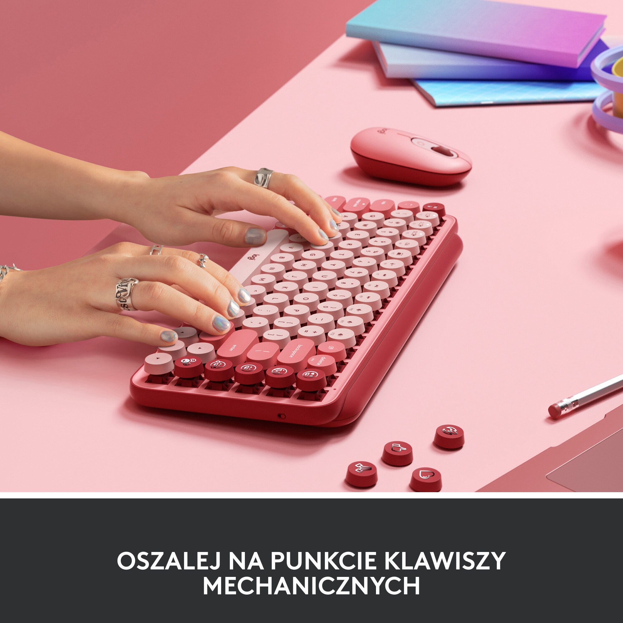 Dłonie piszące na czerwono-różowej klawiaturze i myszy w stylu retro.
