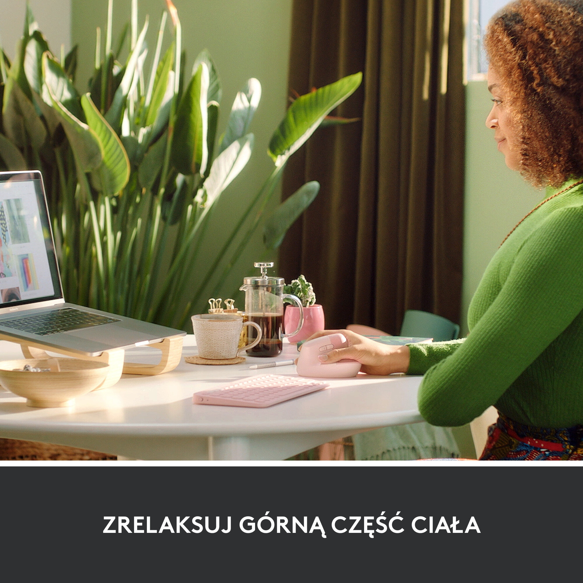 Kobieta pracuje przy biurku z laptopem i różowymi akcesoriami. Tekst brzmi: ZRELAKSUJ GÓRNĄ CZĘŚĆ CIAŁA.