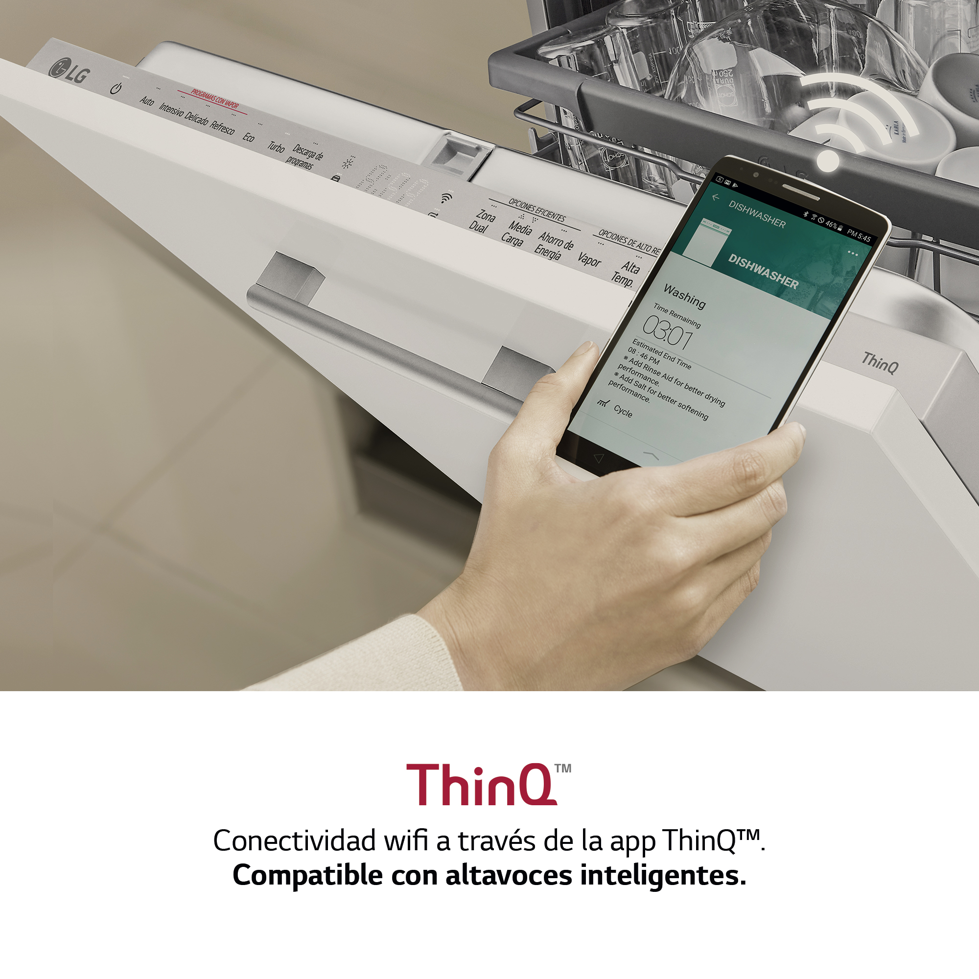 Una persona usa un smartphone que muestra un ciclo de lavado en un lavavajillas.