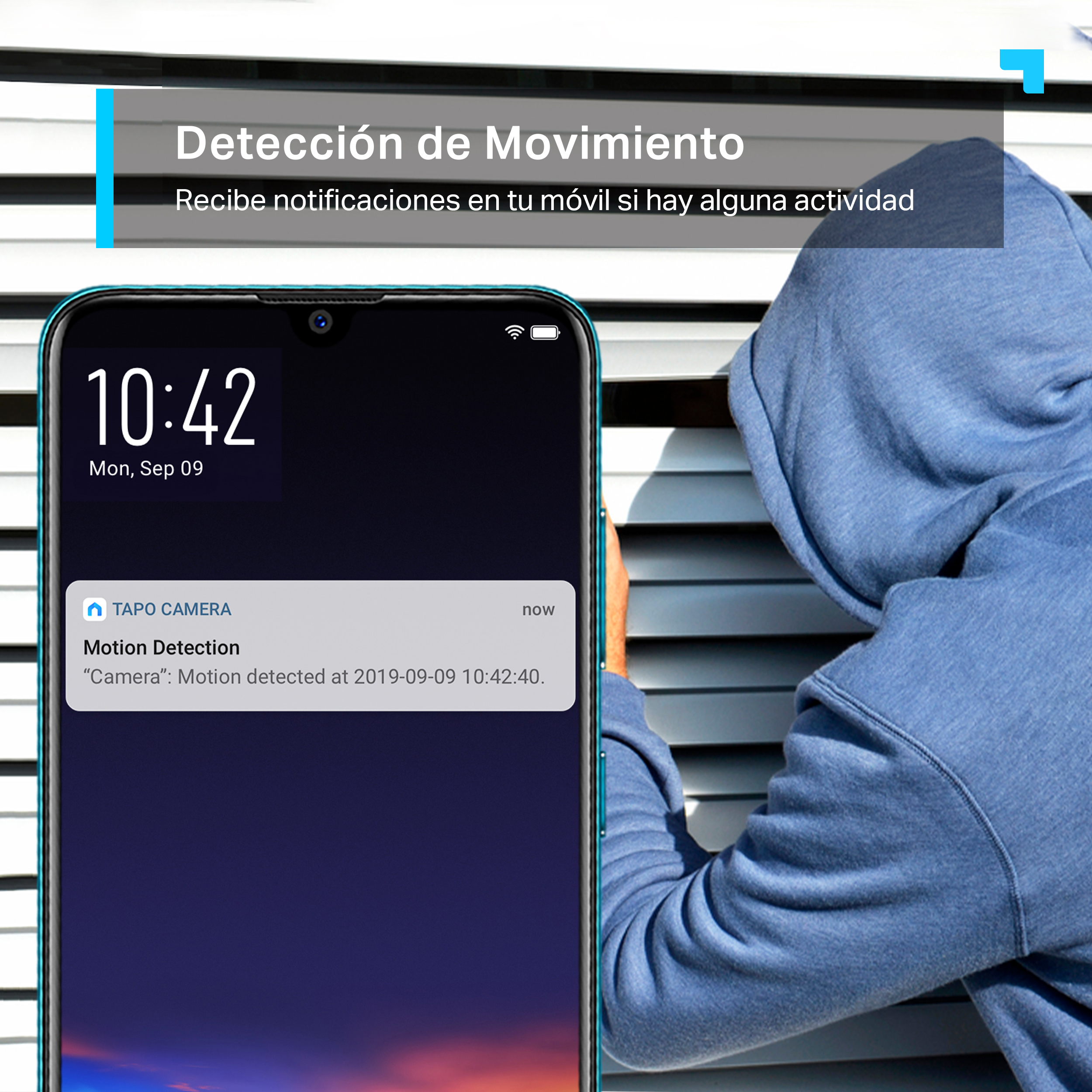 Un teléfono muestra una notificación de detección de movimiento, una persona encapuchada mira la cámara.
