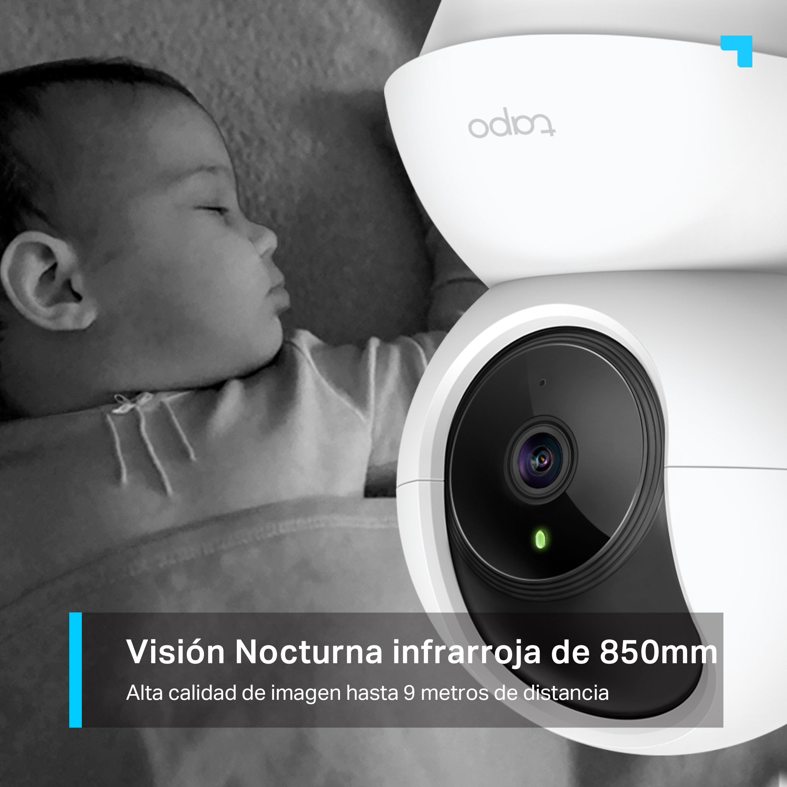 Bebé durmiendo cerca de un monitor para bebés con visión nocturna. El monitor es blanco y negro.