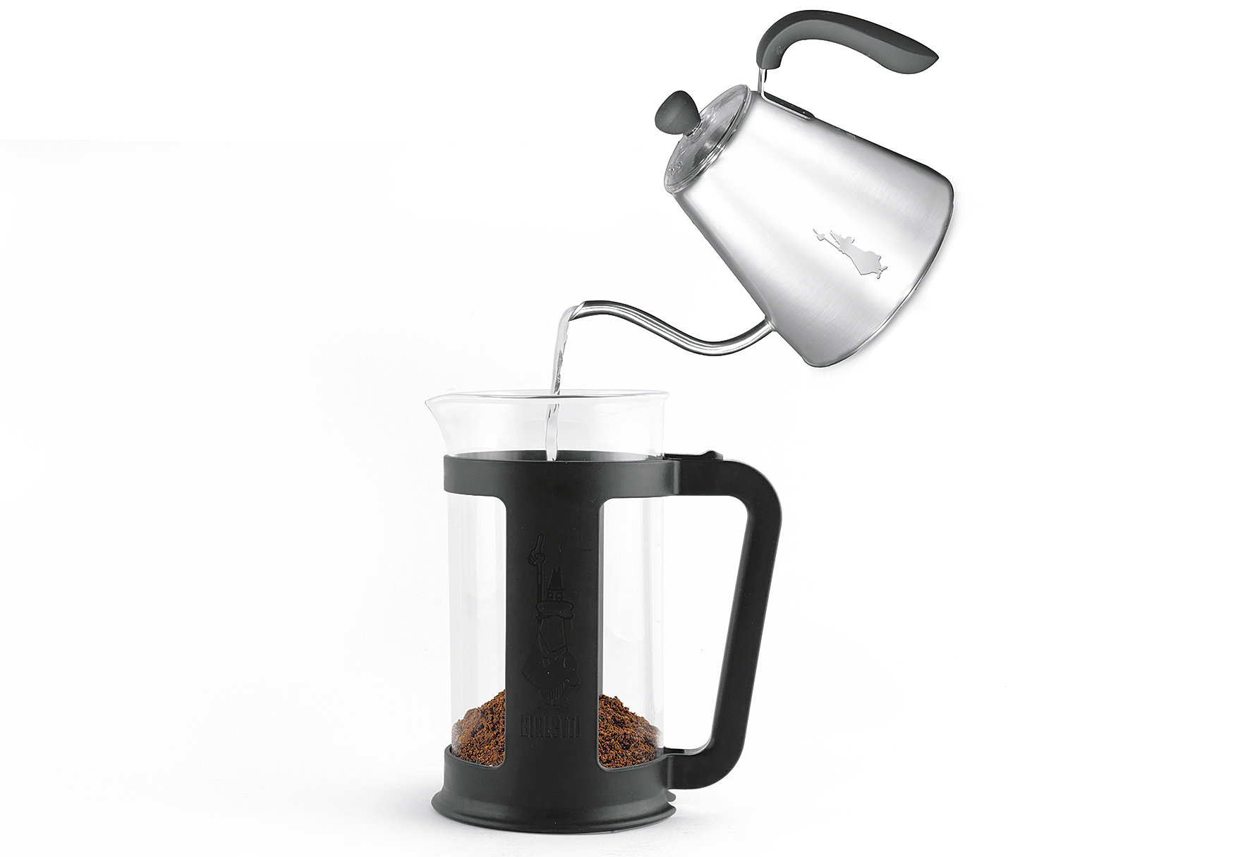 Forró vizet öntenek egy vízforralóból egy üveg French press-be kávézaccba.