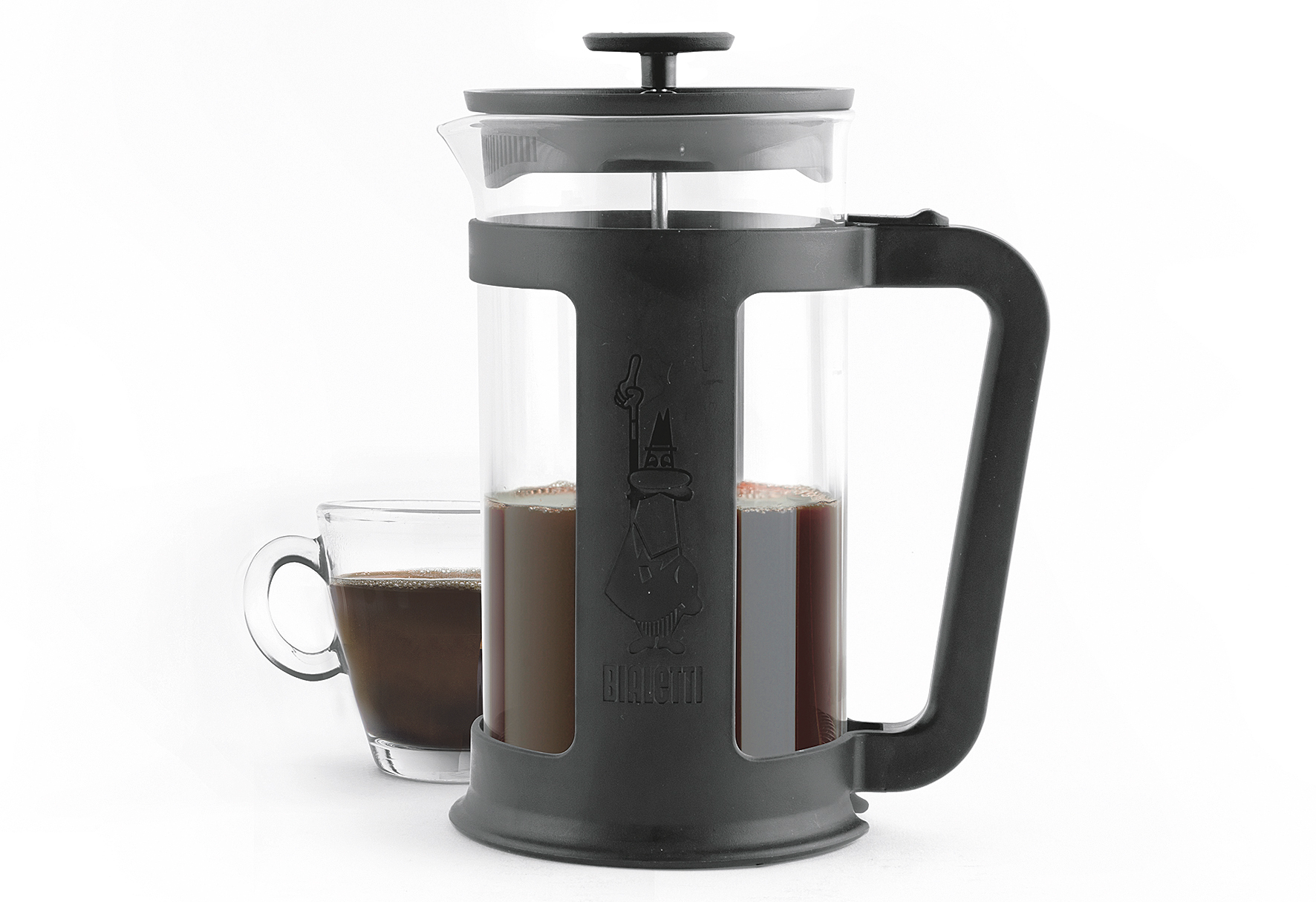French press fekete kerettel, üveg testtel. Mellette kávéval teli üvegpohár.