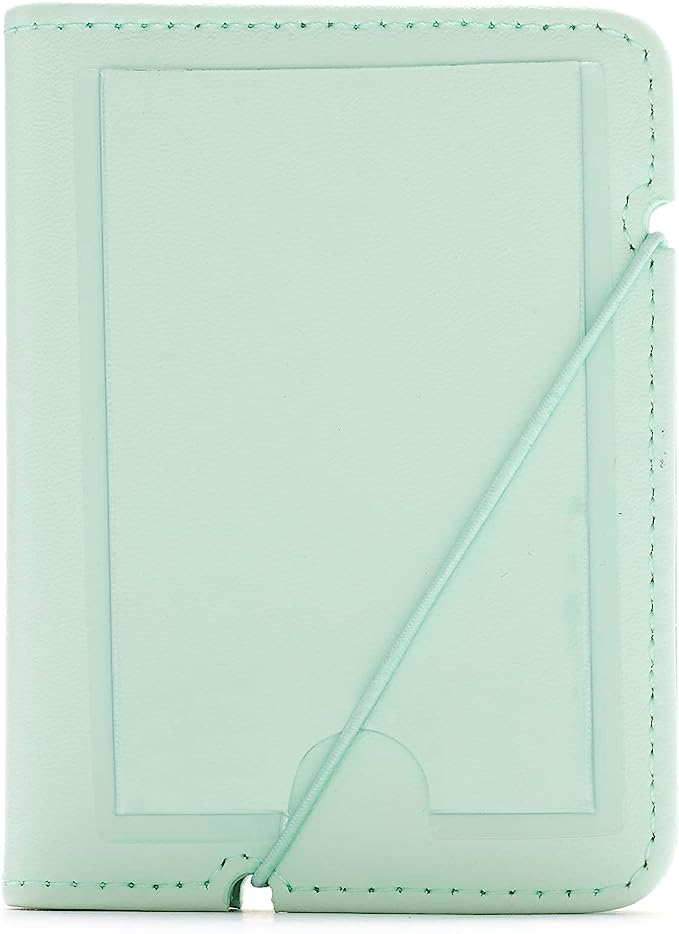 Portapasaporte verde menta claro con una banda elástica. Cuenta con una ventana rectangular en la parte delantera.