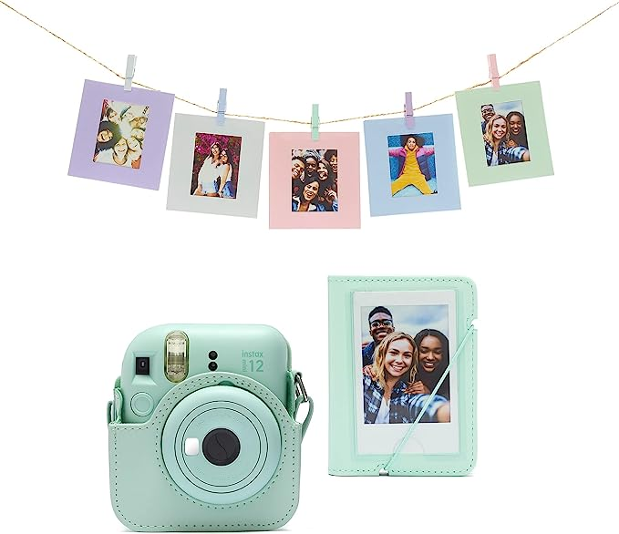 Una cámara verde menta, fotos colgadas de una cuerda y un álbum de fotos.