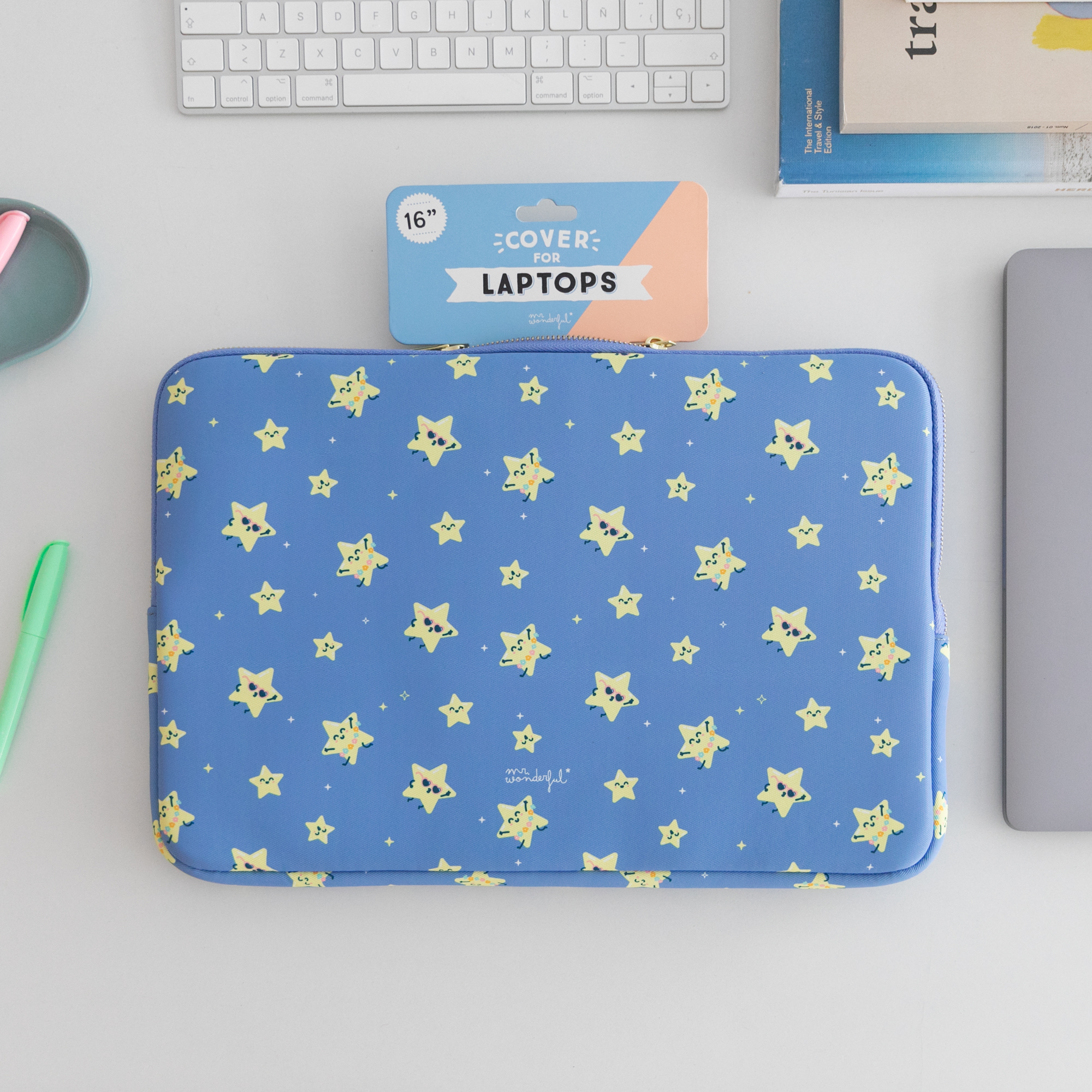 Una funda azul para portátil con estrellas amarillas y una pequeña etiqueta que dice 'COVER FOR LAPTOPS'.