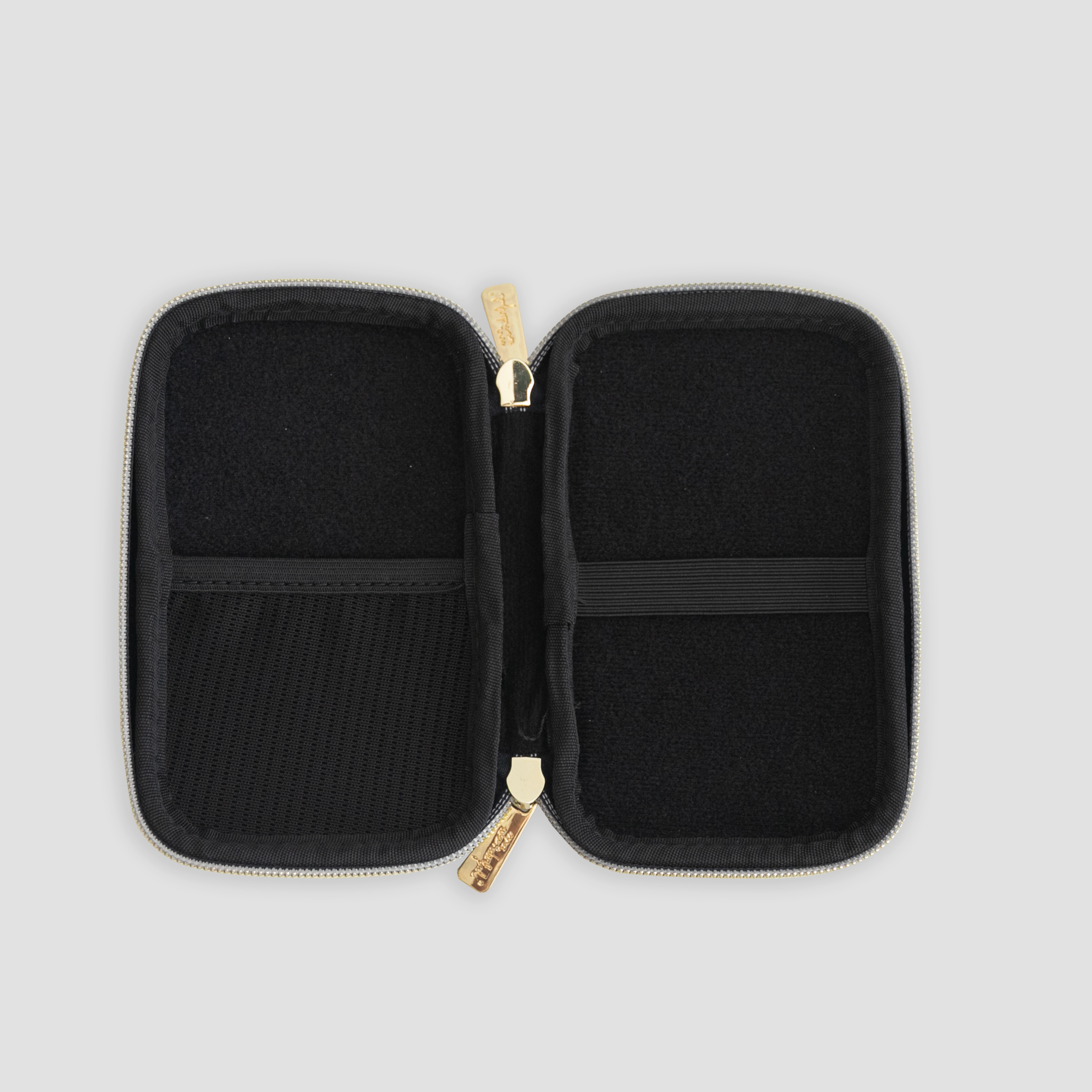 Estuche de lápices, abierto, mostrando compartimentos internos y cremallera sobre fondo blanco.