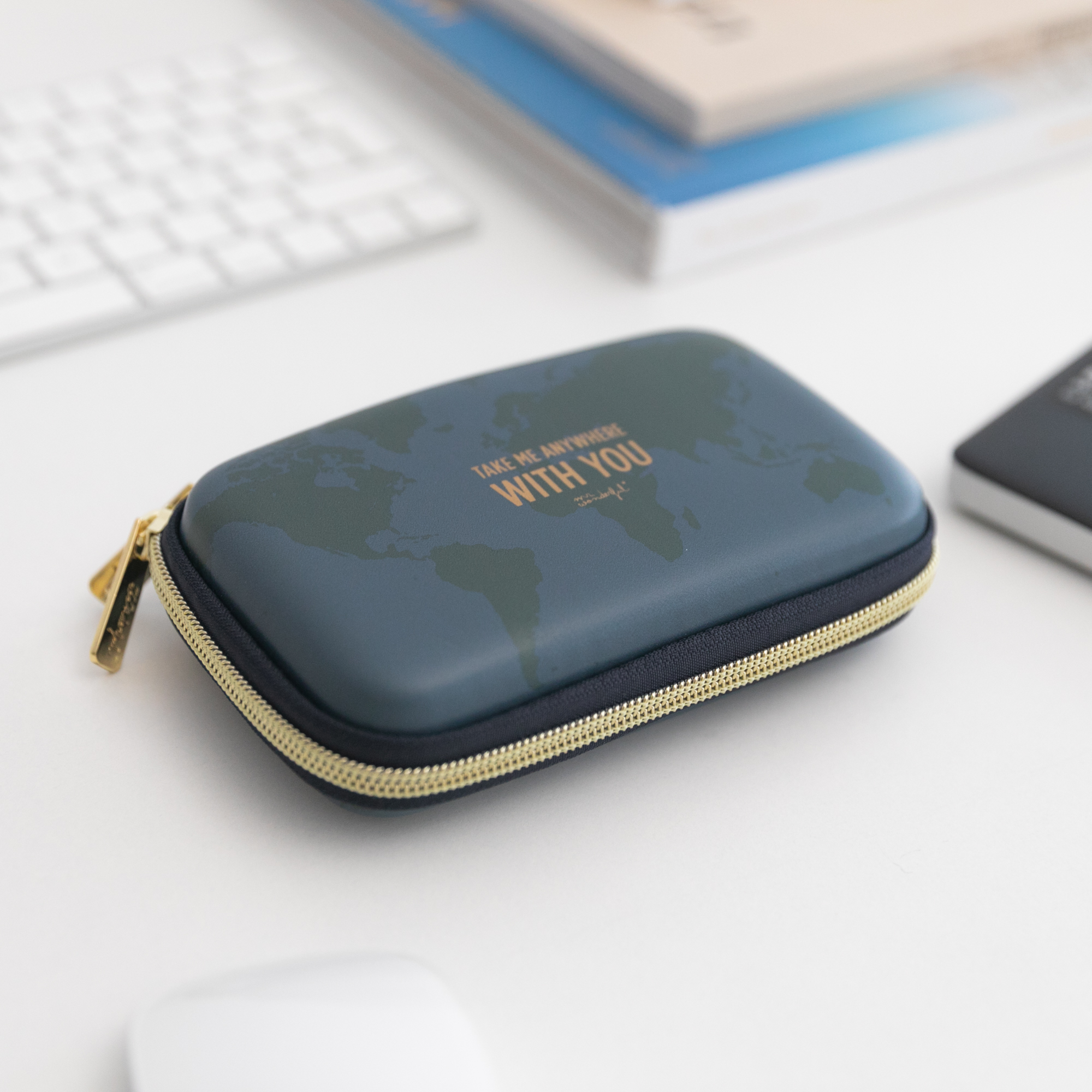 Una funda de viaje azul y dorada con un diseño de mapa del mundo. Tiene el texto: 'Take me anywhere with you'.